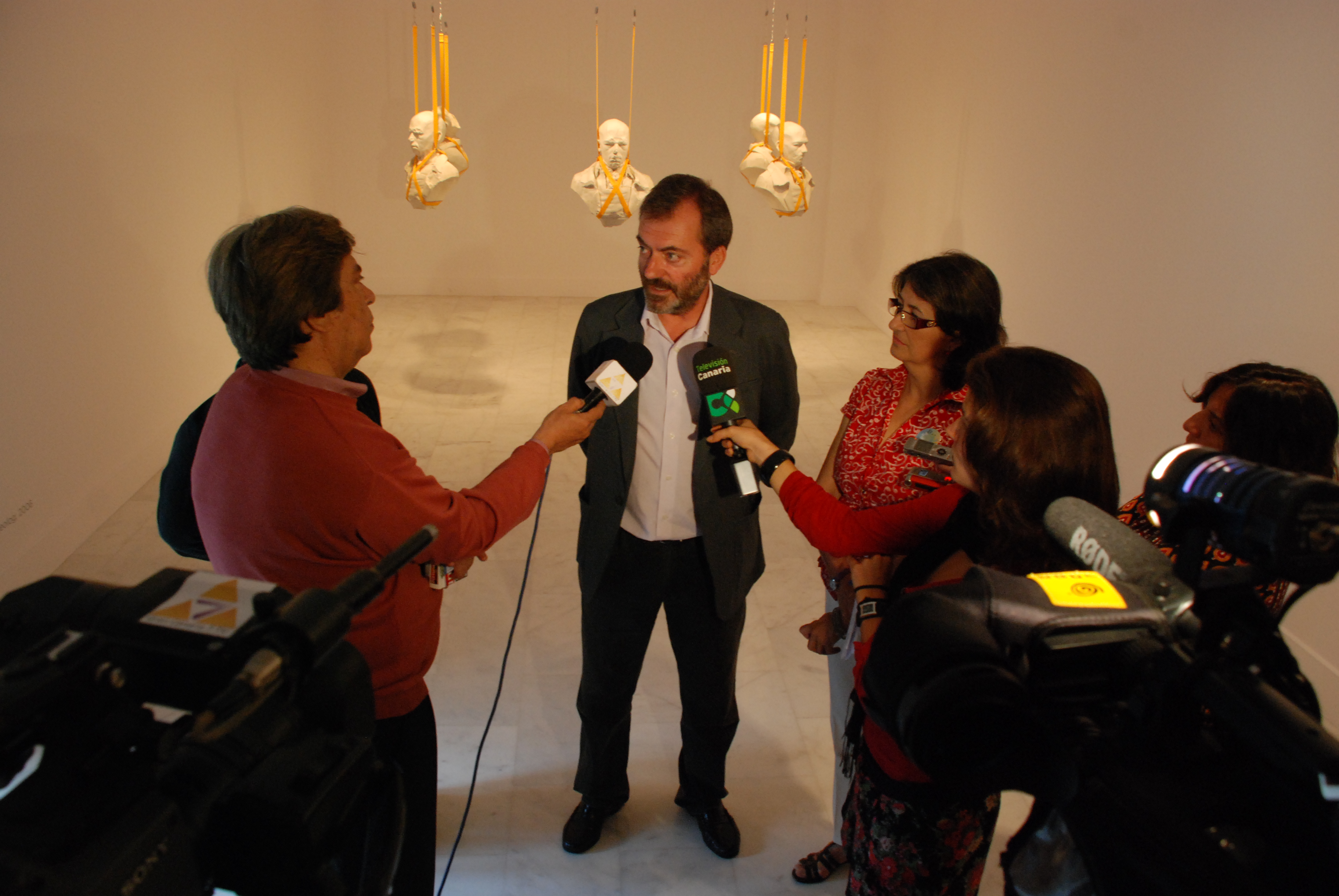 4. Ricardo Martínez Vázquez, Director General de Casa África y Luz Caballero, Consejera de Cultura y Patrimonio Histórico y Cultural en la rueda de prensa