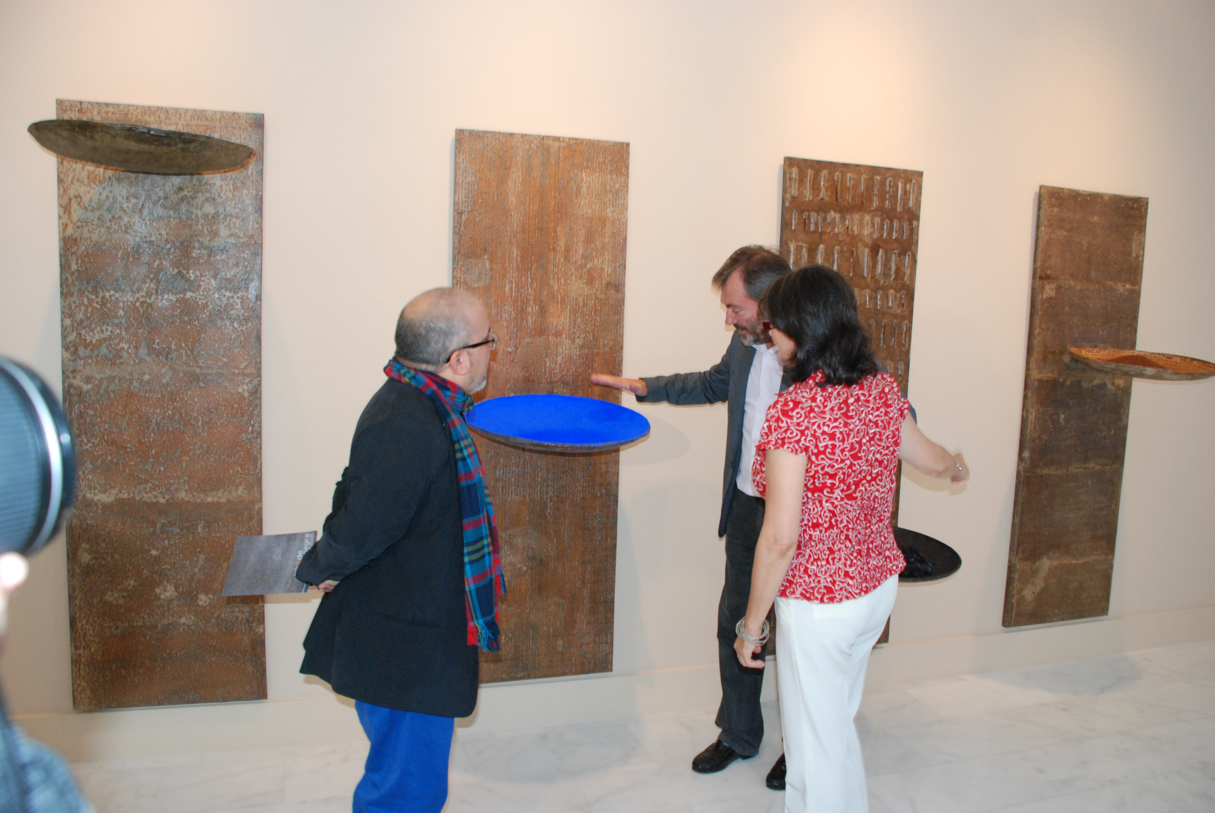 8. Omar Pascual Castillo, Director artístico del CAAM, Ricardo Martínez Vázquez, Director General de Casa África y Luz Caballero, Consejera de Cultura y Patrimonio Histórico y Cultural en la inauguración