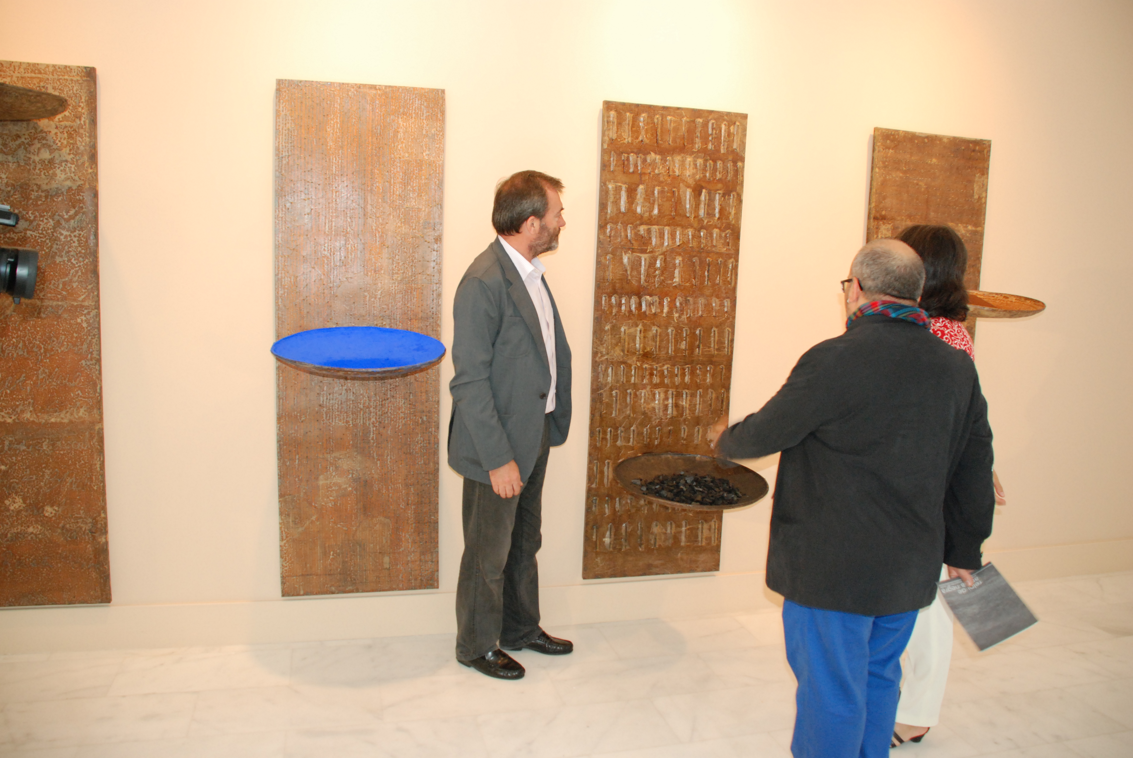 9. Omar Pascual Castillo, Director artístico del CAAM, Ricardo Martínez Vázquez, Director General de Casa África y Luz Caballero, Consejera de Cultura y Patrimonio Histórico y Cultural en la inauguración