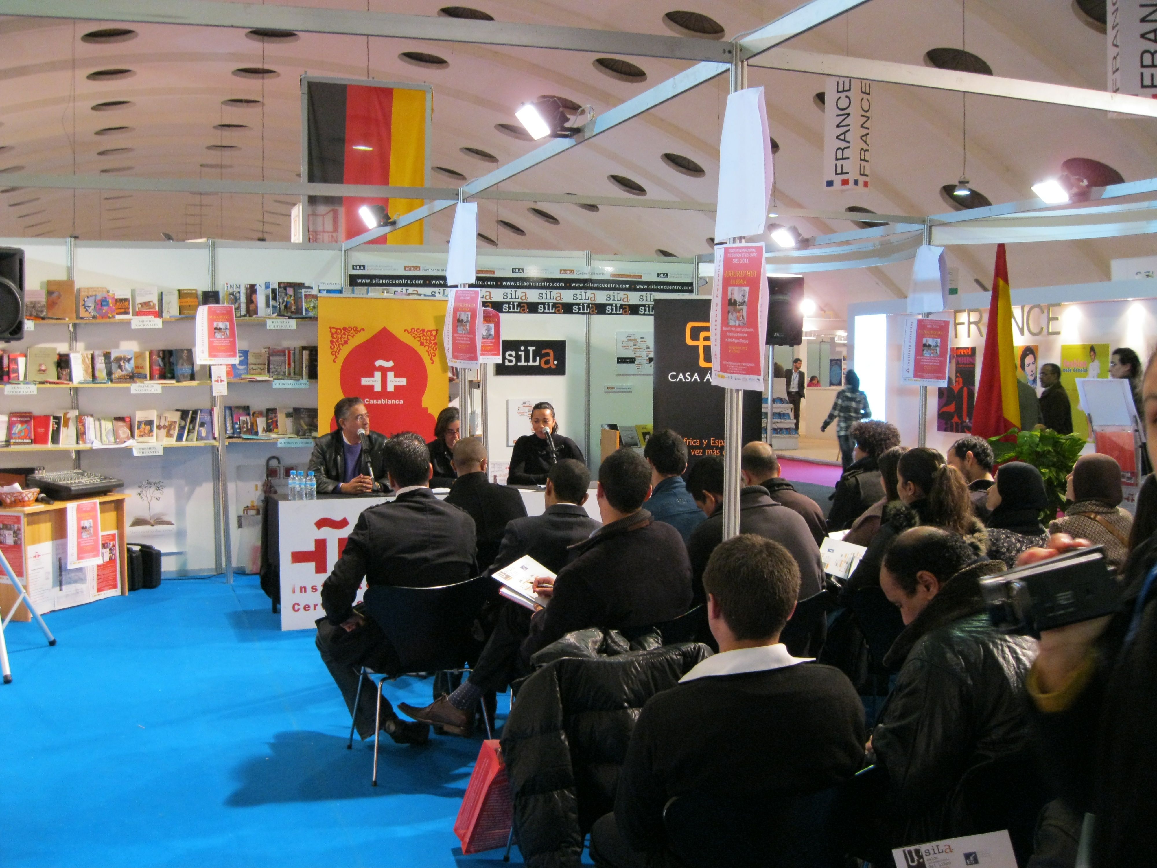 11. El Salón Internacional del Libro Africano presenta La traducción. Literatura sin fronteras, debate moderado por Ángeles Alonso, Presidenta