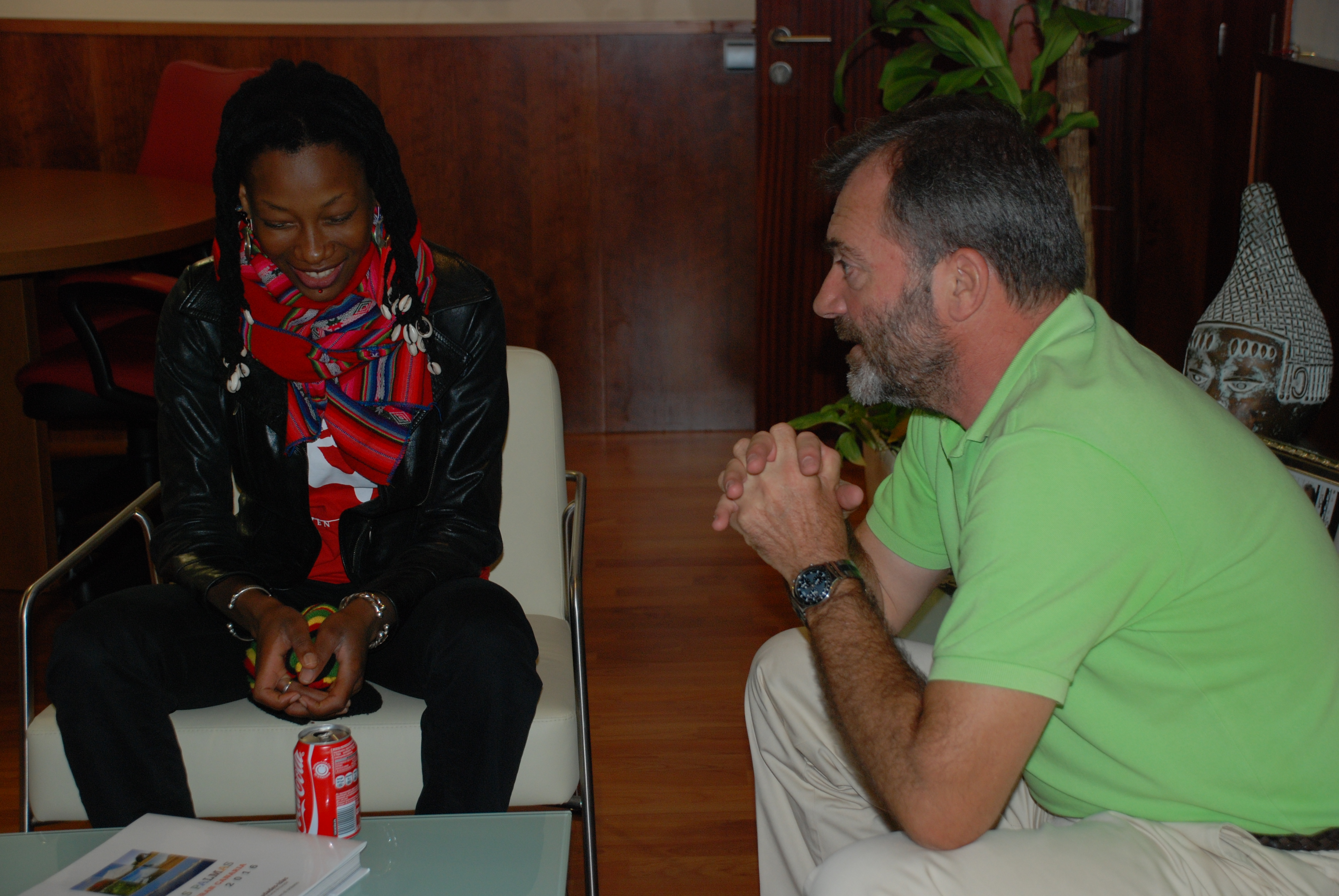 1. Fatoumata Diawará y Ricardo Martínez Vázquez, Director General de Casa África durante su visita a la institución