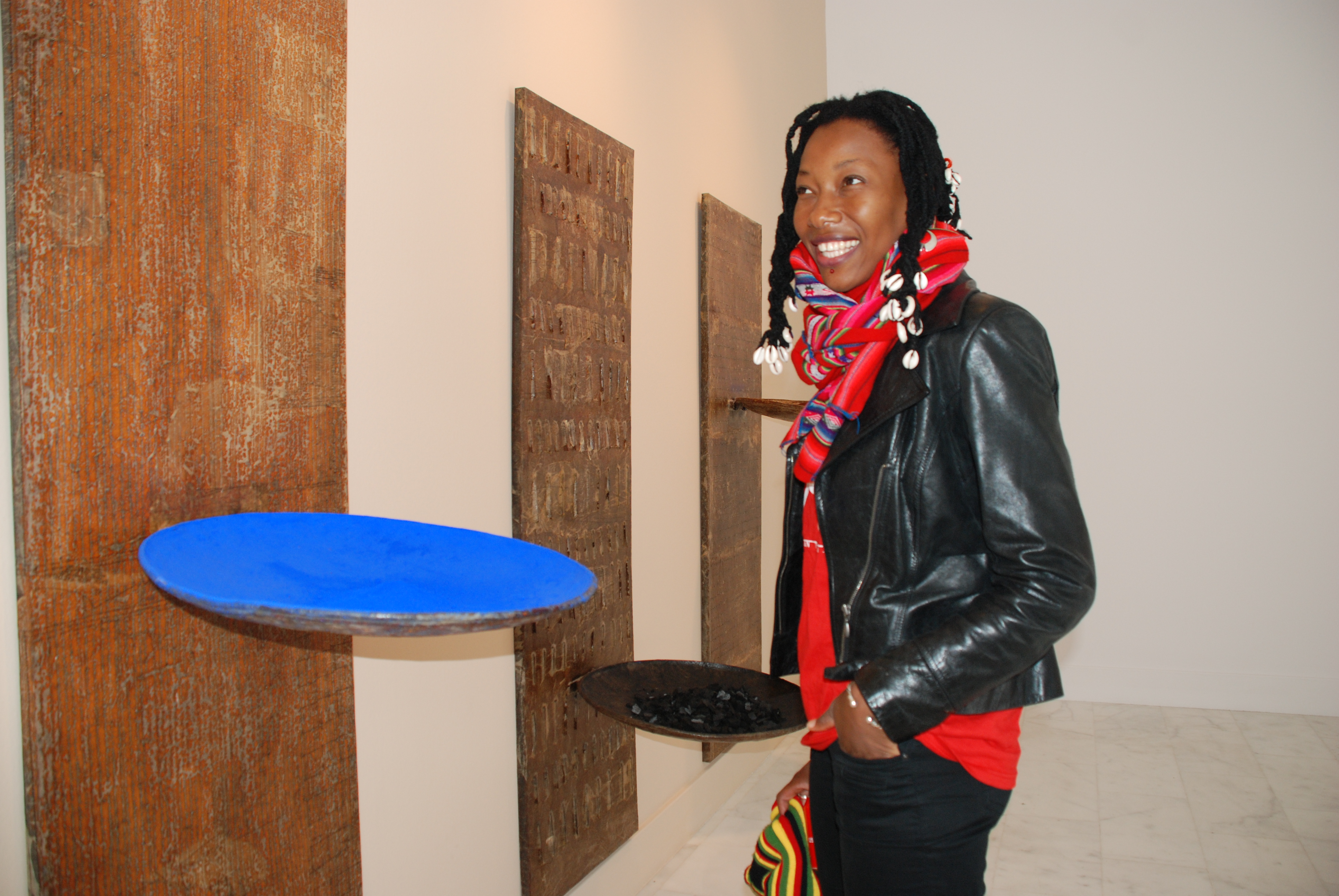 3. Fatoumata Diawará durante su visita a la exposición Reloj de Arena en Casa África