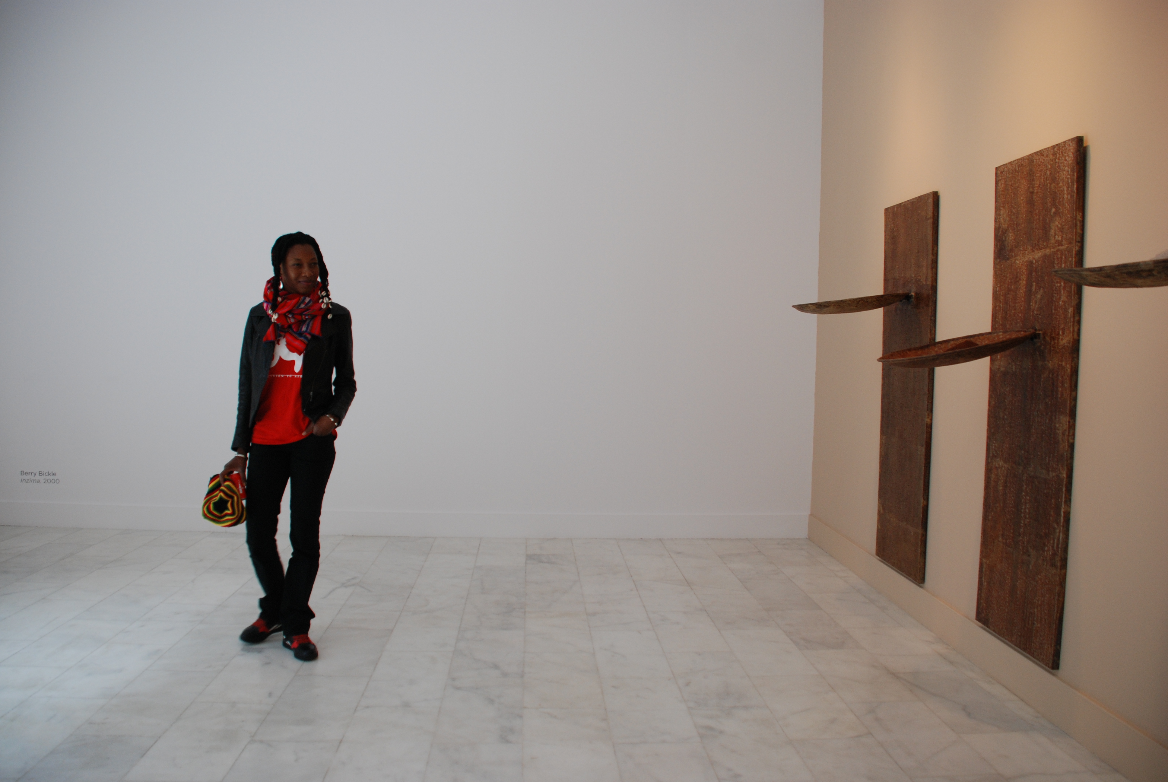 4. Fatoumata Diawará durante su visita a la exposición Reloj de Arena en Casa África