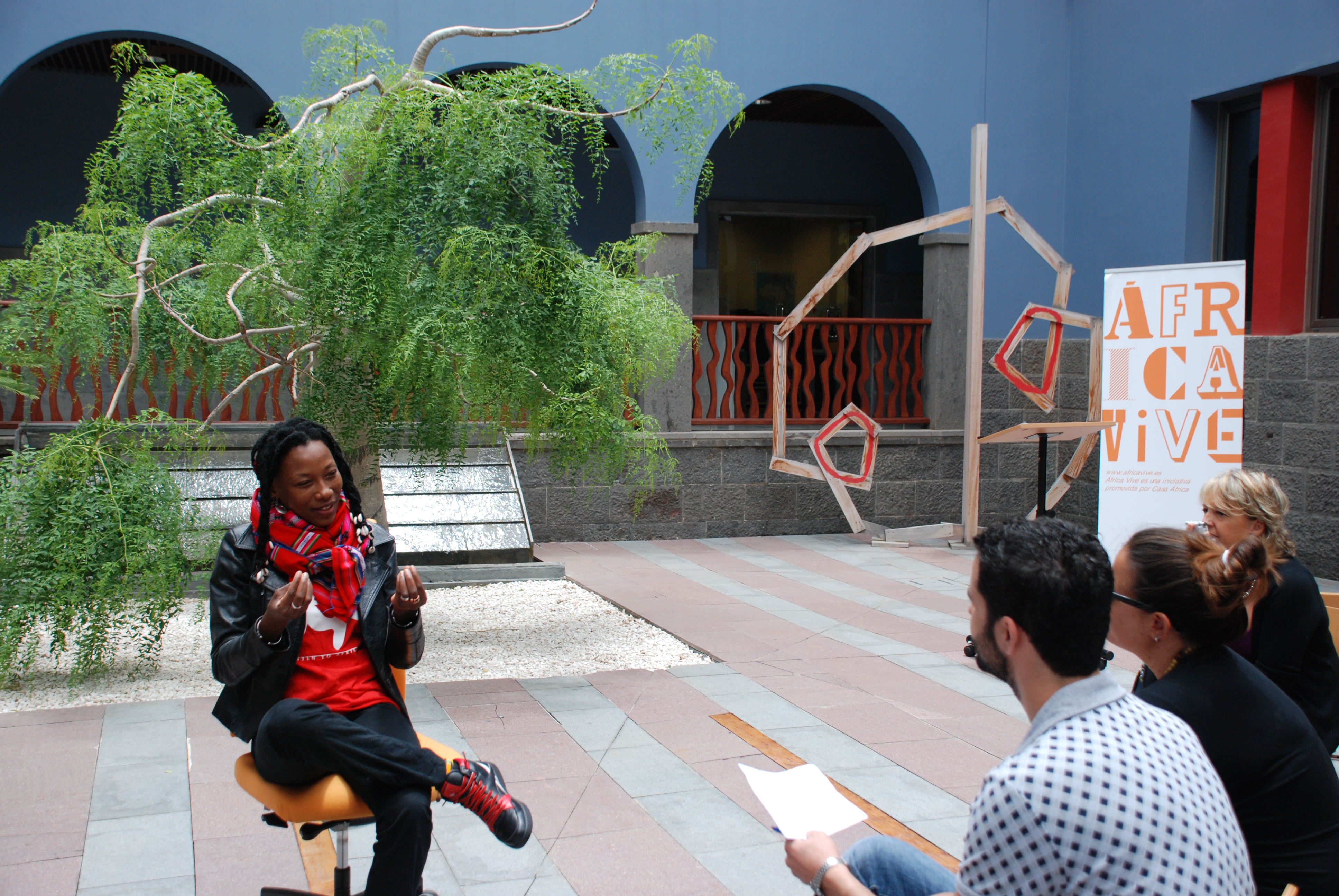 6. Entrevista a Fatoumata Diawará durante su visita a Casa África