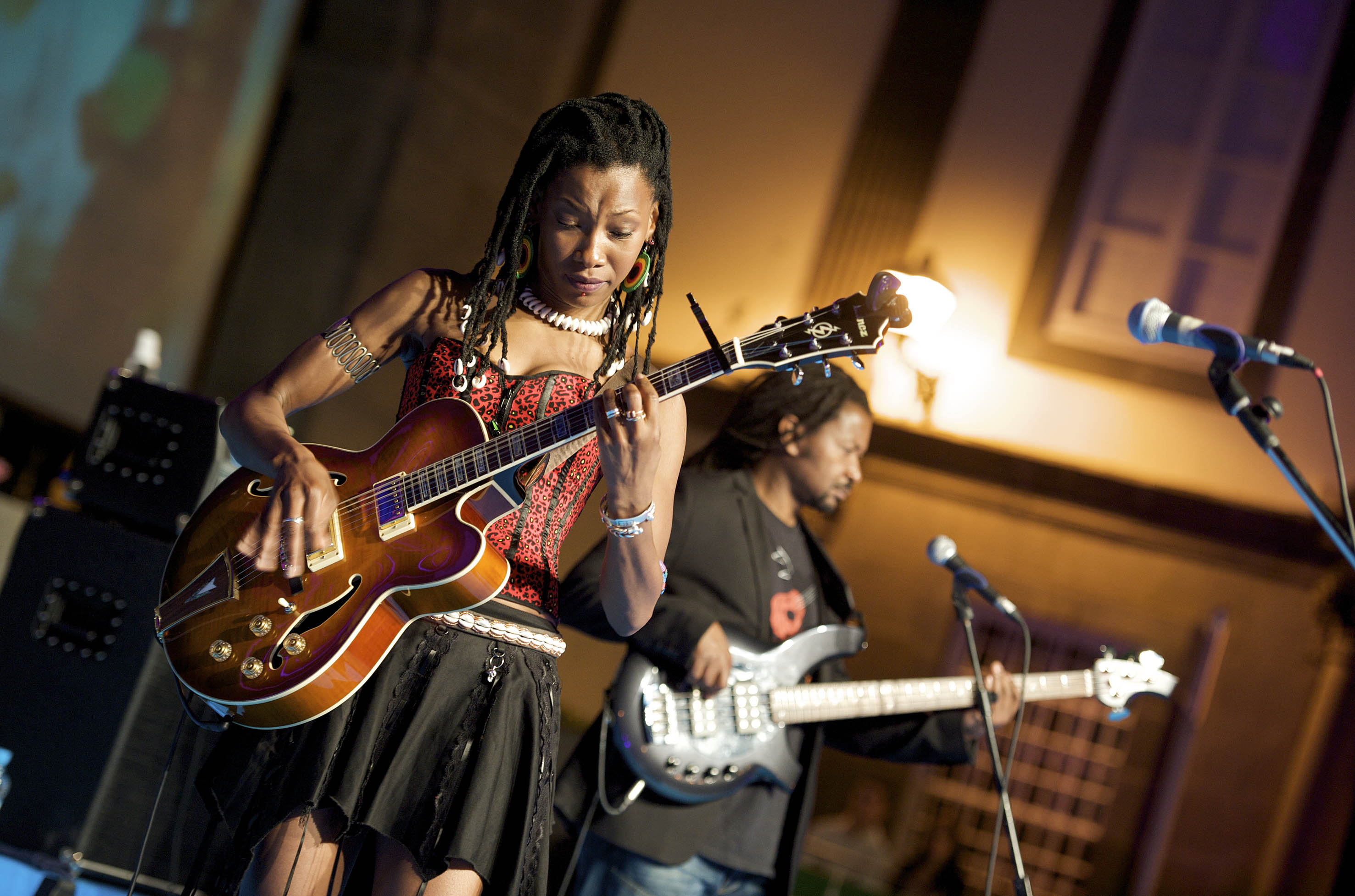 15. Actuación de Fatoumata Diawará