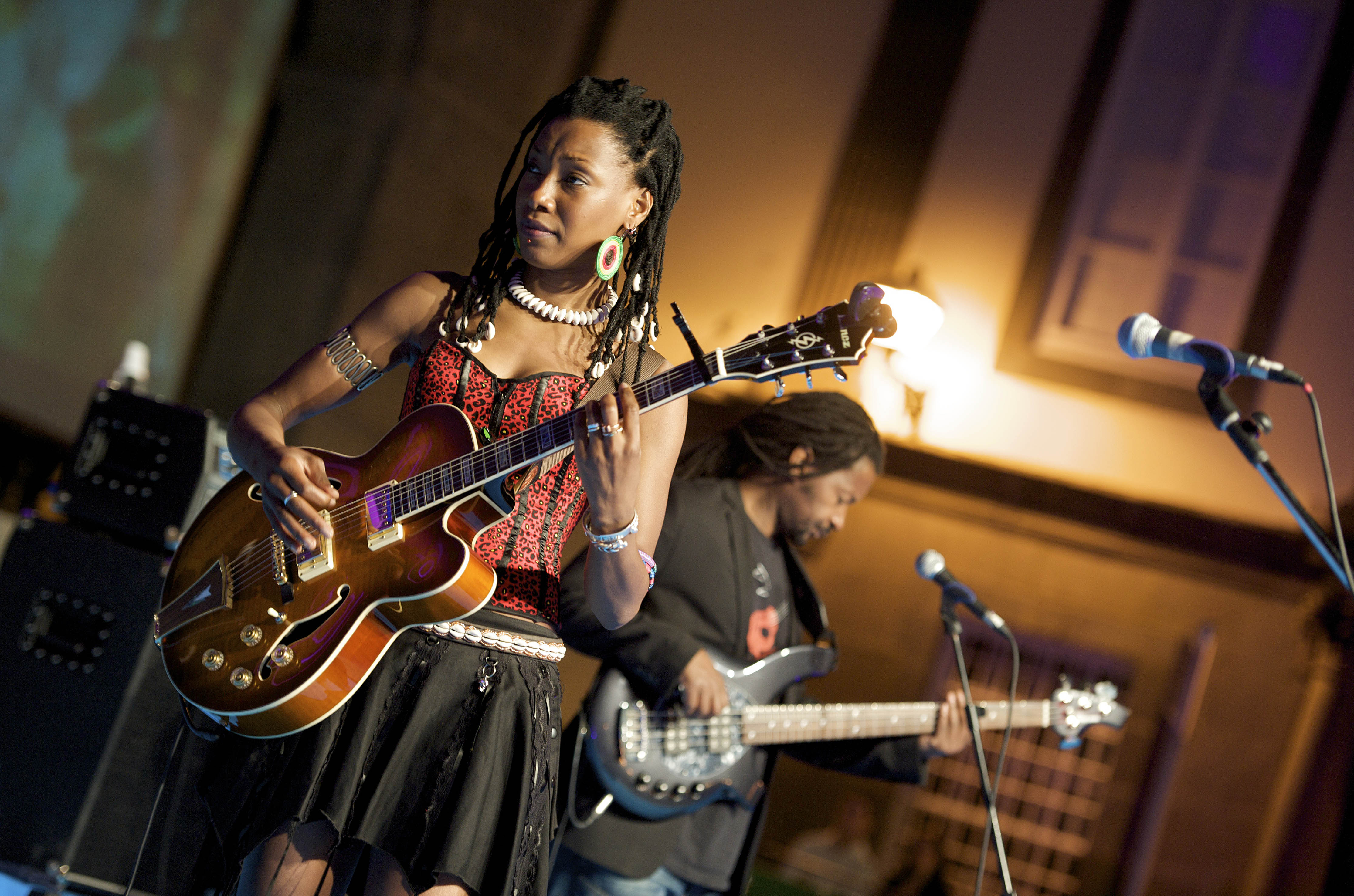 16. Actuación de Fatoumata Diawará