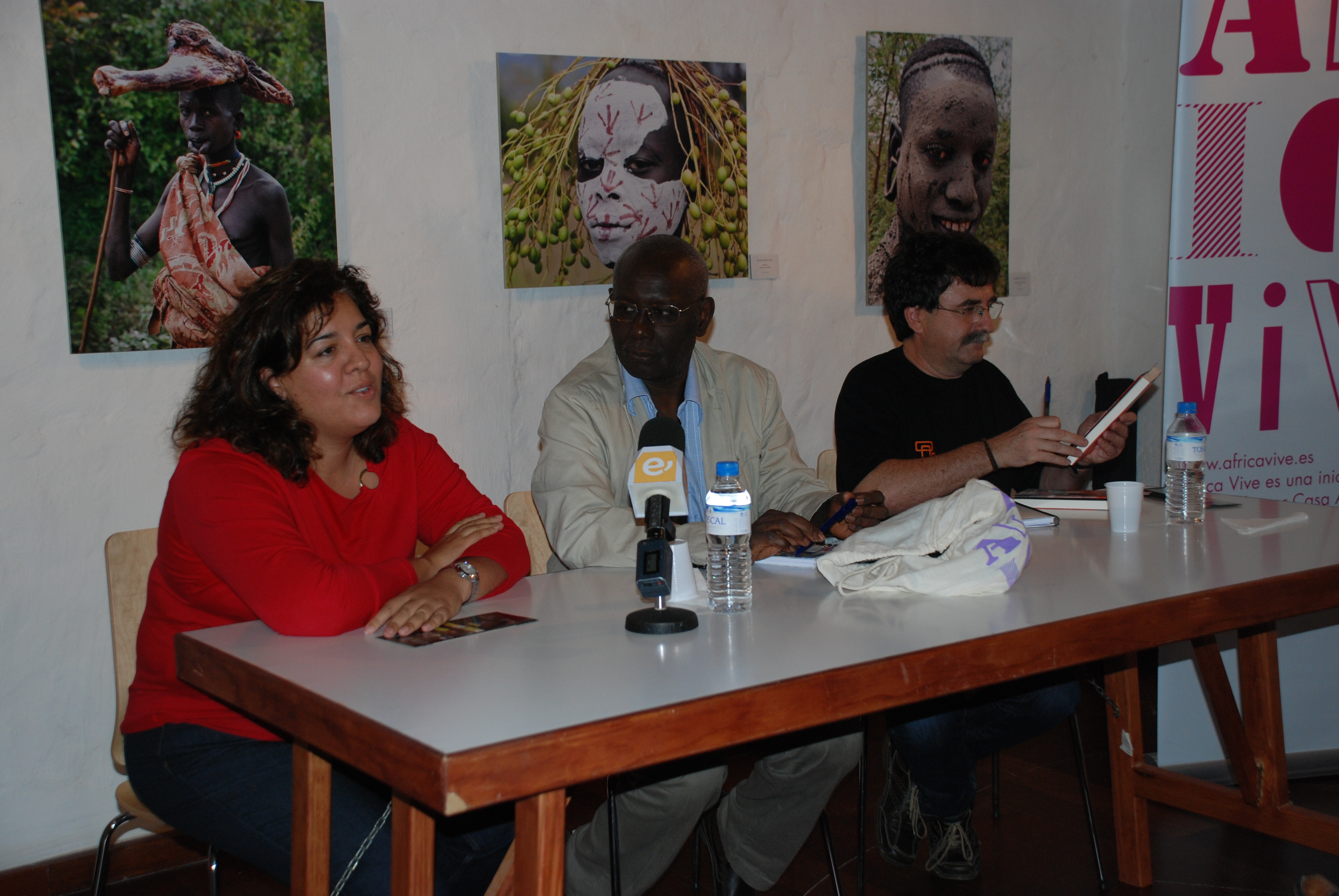 17. Estefanía Calcines, Jefa del Área Web y Mediateca online de Casa África, Boubacar Boris Diop, escritor y Antonio Lozano, escritor, director del Festival y coordinador del programa Letras Africanas de Casa África