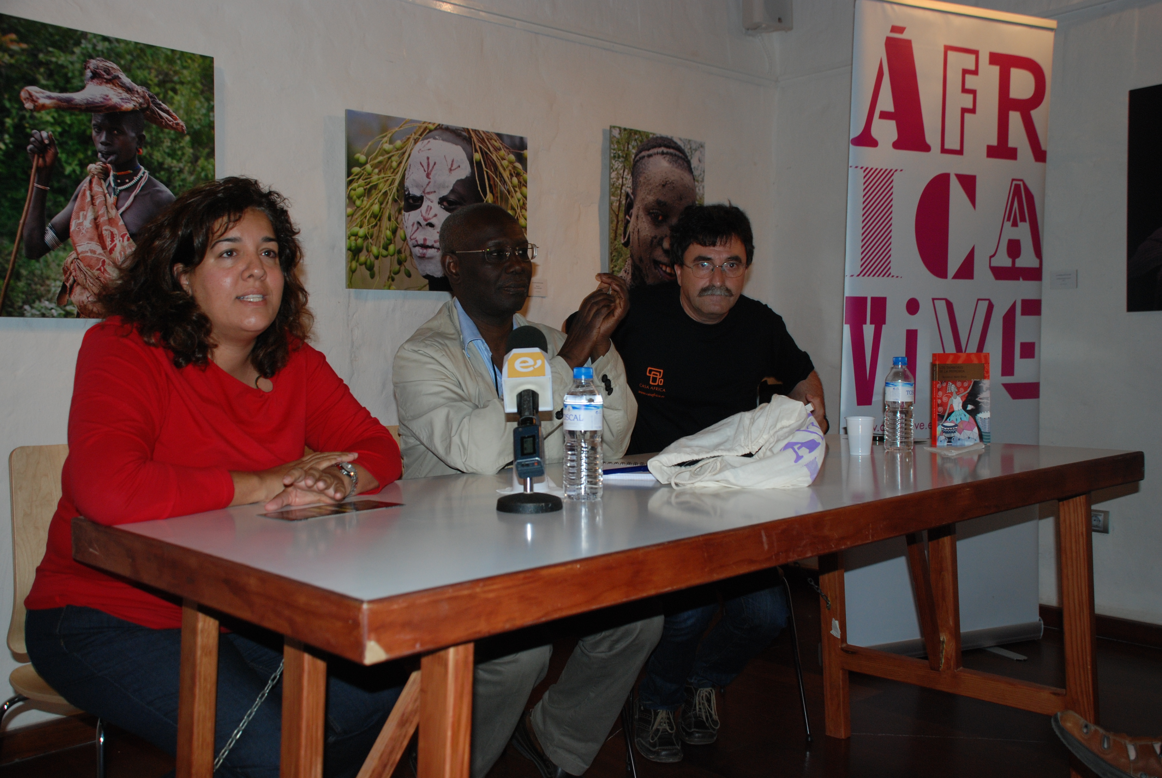18. Estefanía Calcines, Jefa del Área Web y Mediateca online de Casa África, Boubacar Boris Diop, escritor y Antonio Lozano, escritor, director del Festival y coordinador del programa Letras Africanas de Casa África