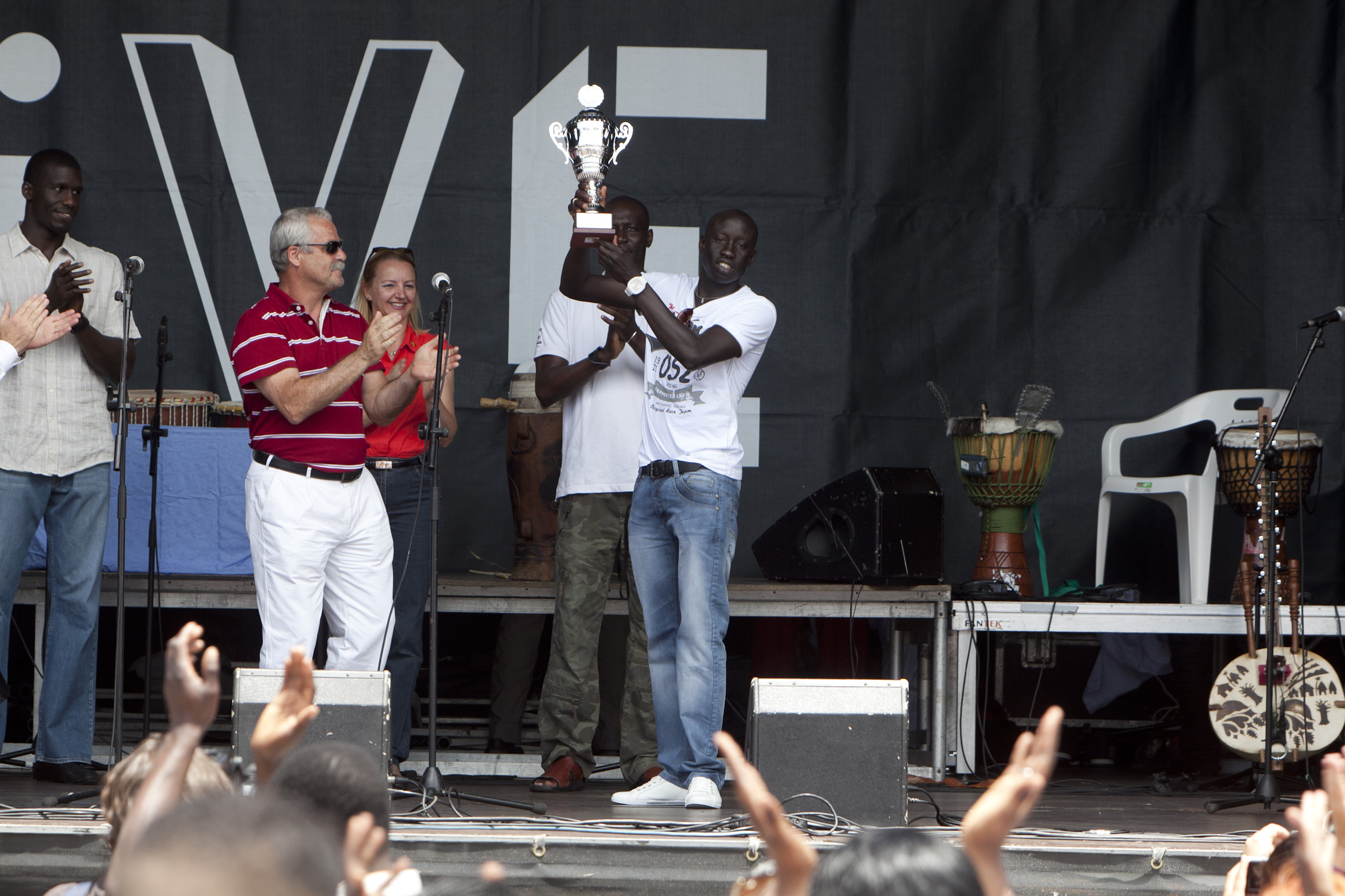 69. Fiesta África Vive 2011: entrega de trofeos a cargo de Ricardo Martínez Vázque, Director General de Casa África