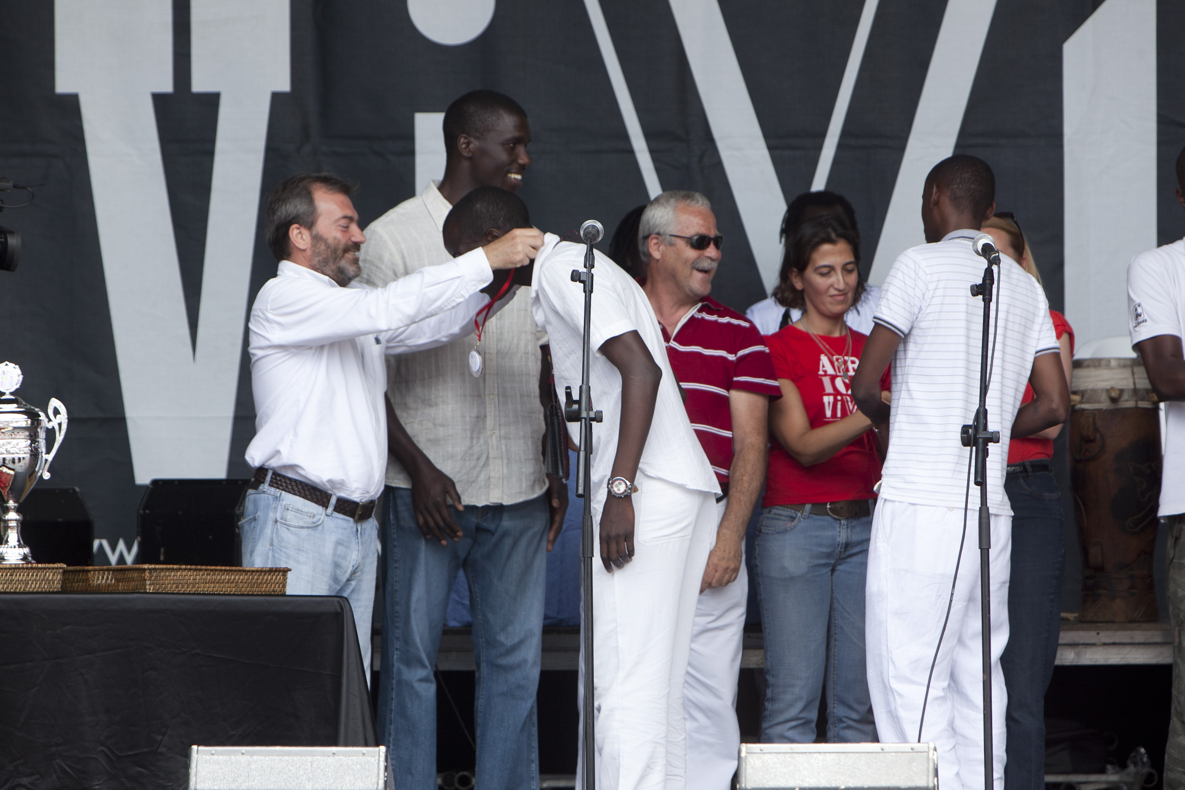 70. Fiesta África Vive 2011: entrega de trofeos a cargo de Ricardo Martínez Vázque, Director General de Casa África