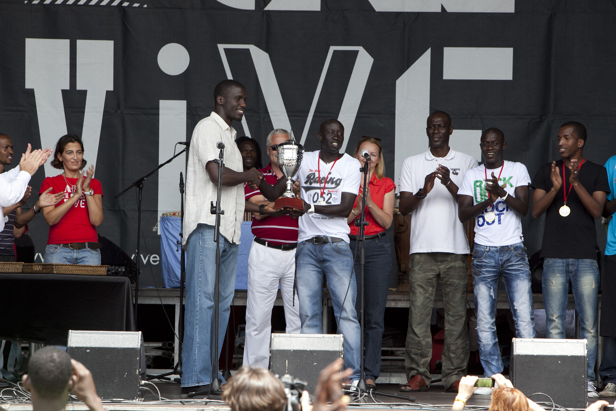 73. Fiesta África Vive 2011: entrega de trofeos a cargo de Ricardo Martínez Vázque, Director General de Casa África