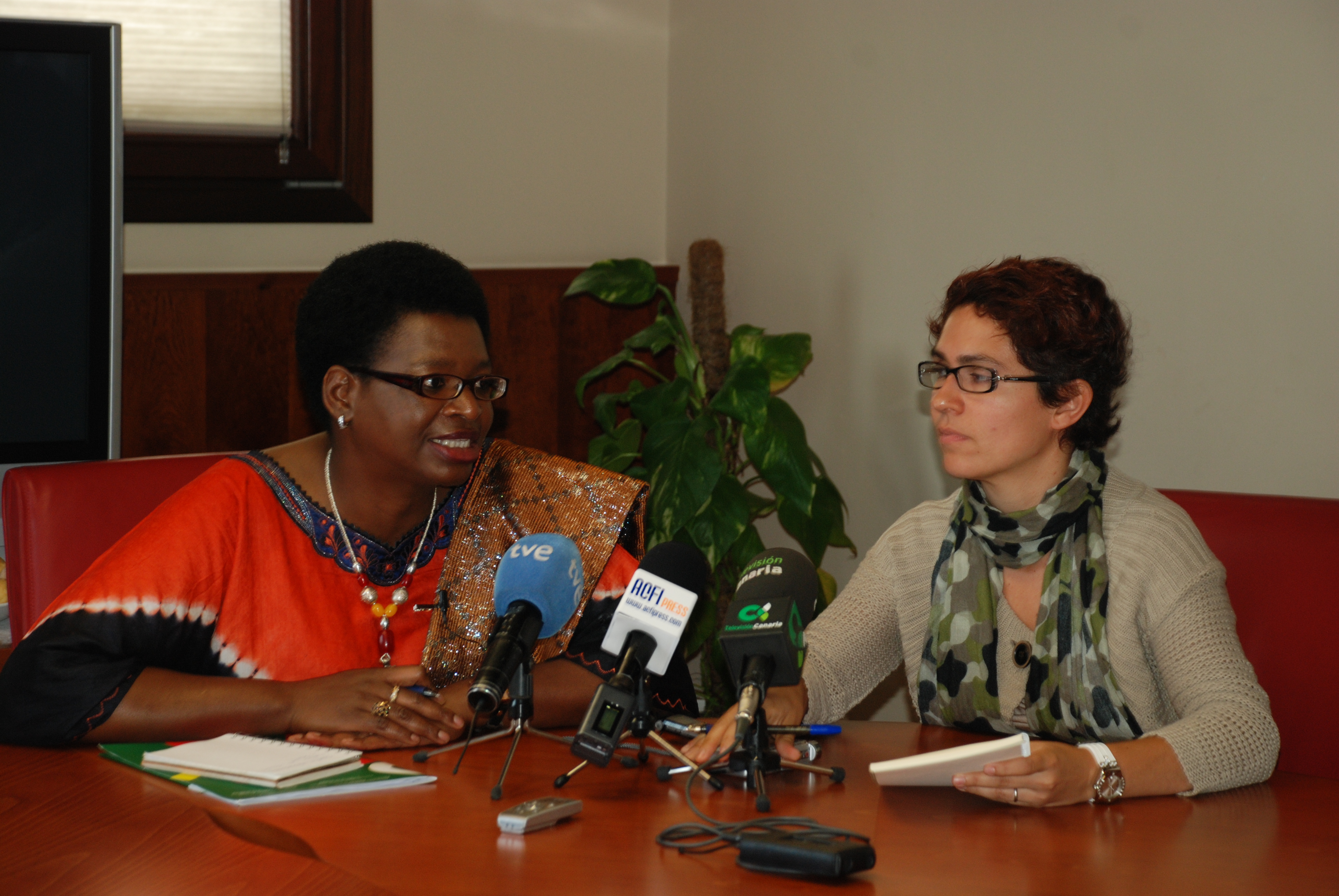 1.  Letty Chiwara, directora de la División de África de ONU Mujeres y María Elena Ruiz Abril, responsable de UNIFEM