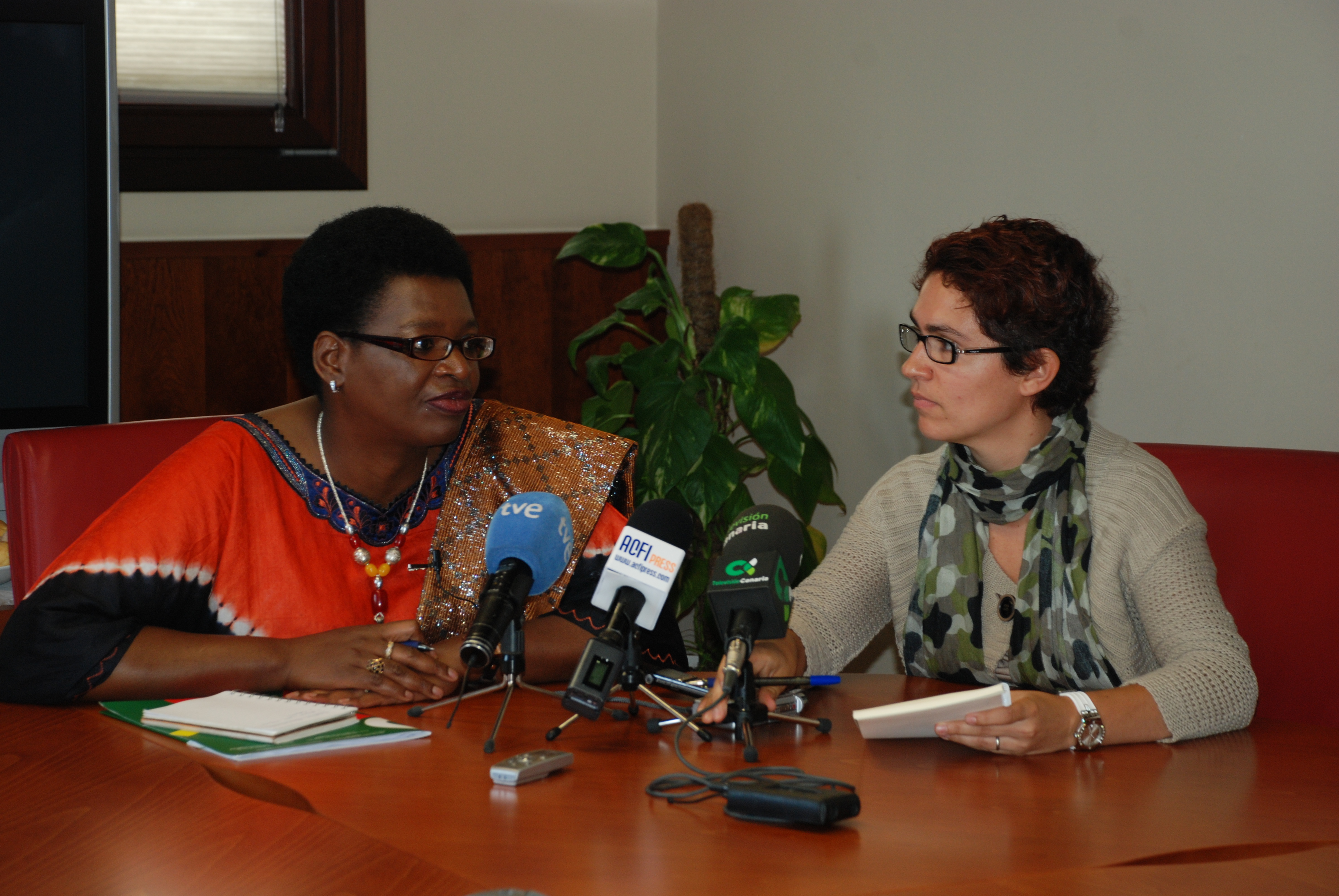 2.  Letty Chiwara, directora de la División de África de ONU Mujeres y María Elena Ruiz Abril, responsable de UNIFEM