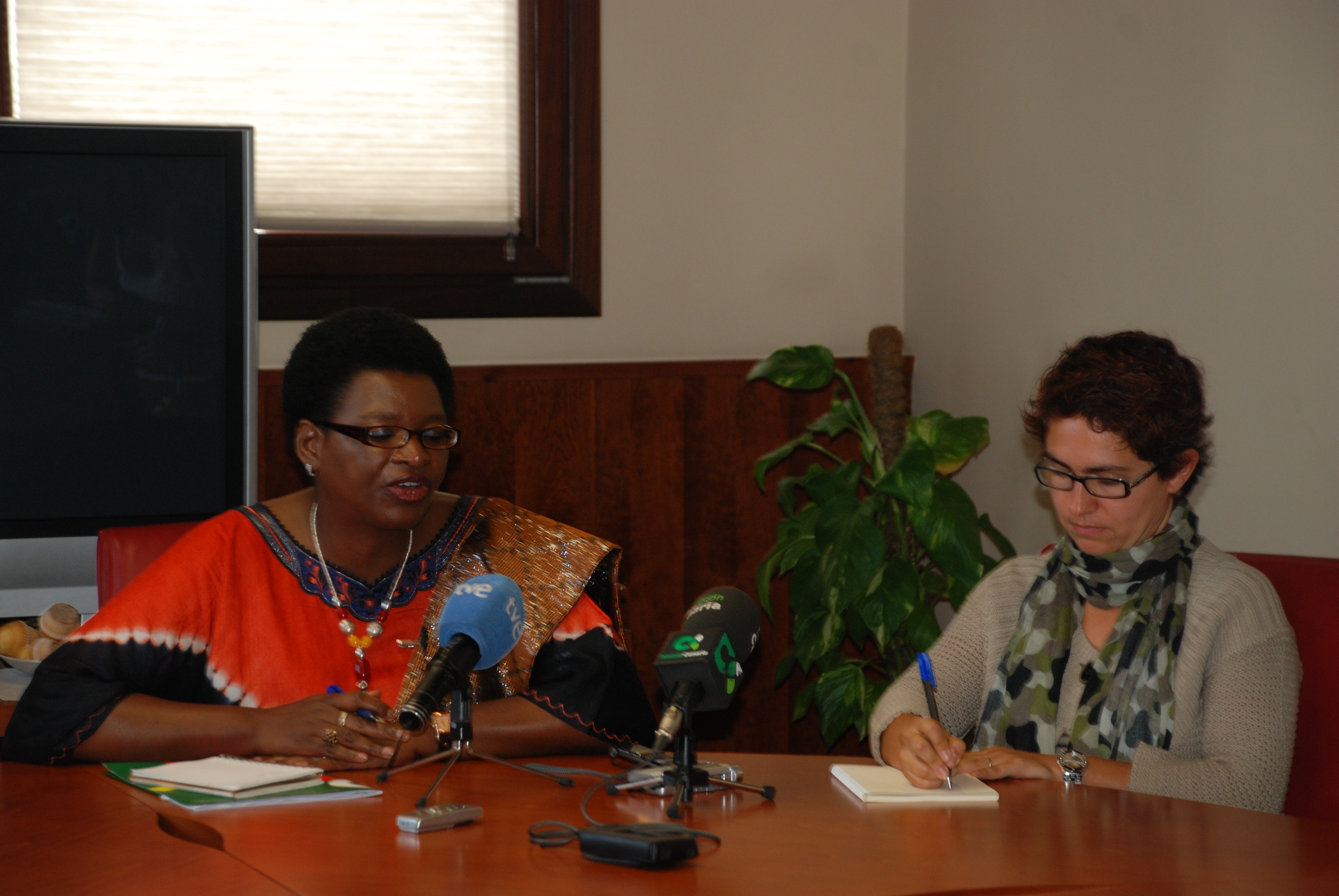 8. Letty Chiwara, directora de la División de África de ONU Mujeres y María Elena Ruiz Abril, responsable de UNIFEM