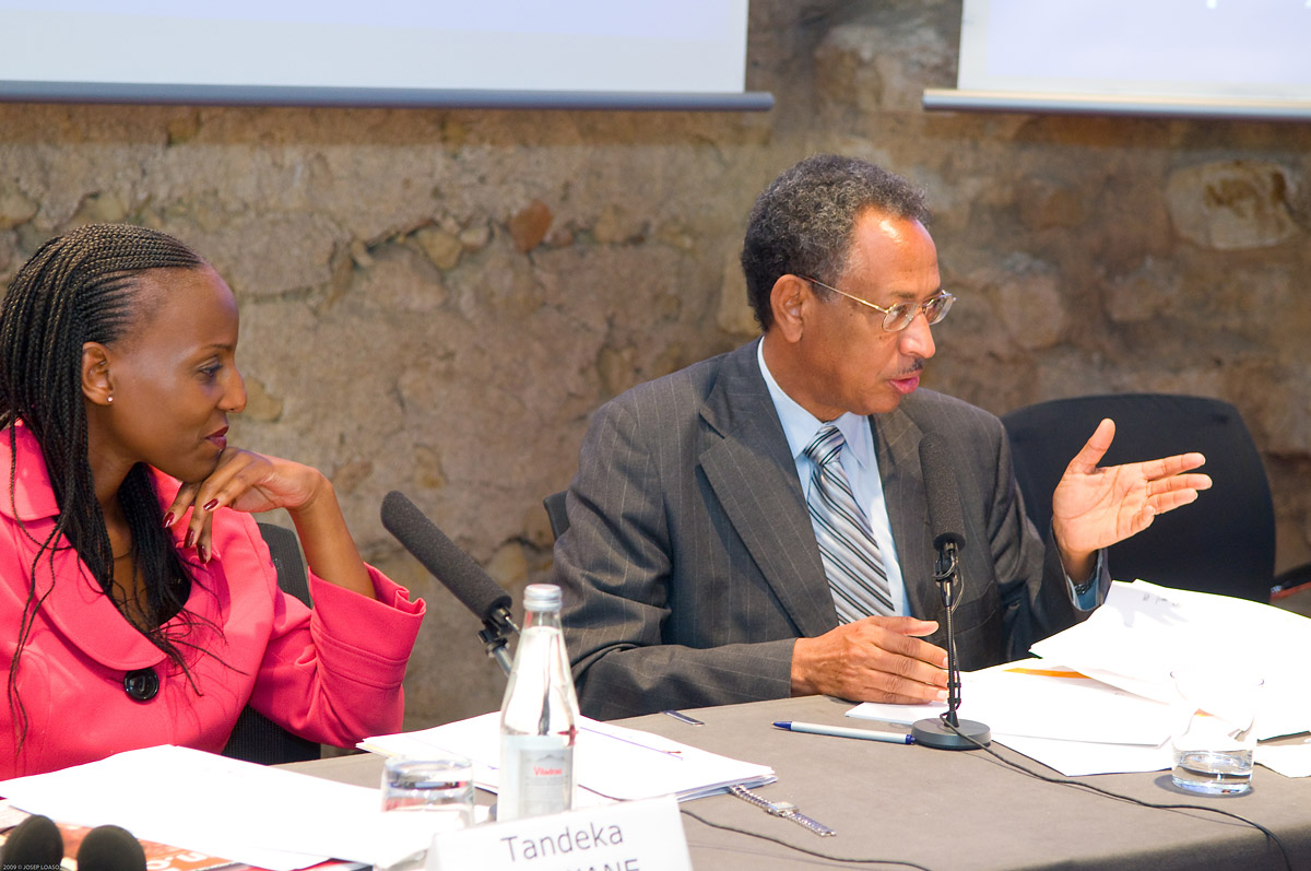 18. Tandeka Nkiwane (Universidad de Sudáfrica) y Yousif Suliman, ex director de Cooperación Regional y de la División de Integración y asistente especial del Secretario Ejecutivo de la UNECA
