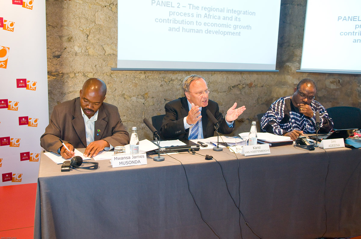 21. Mawasa James Musonda, Karel van Hoestenberghe y Jimi Adesina