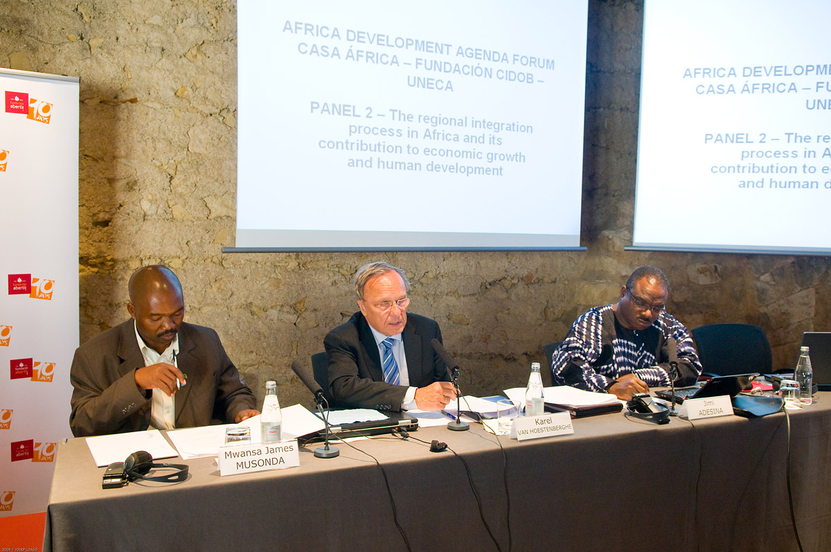 22. Mawasa James Musonda, Karel van Hoestenberghe y Jimi Adesina