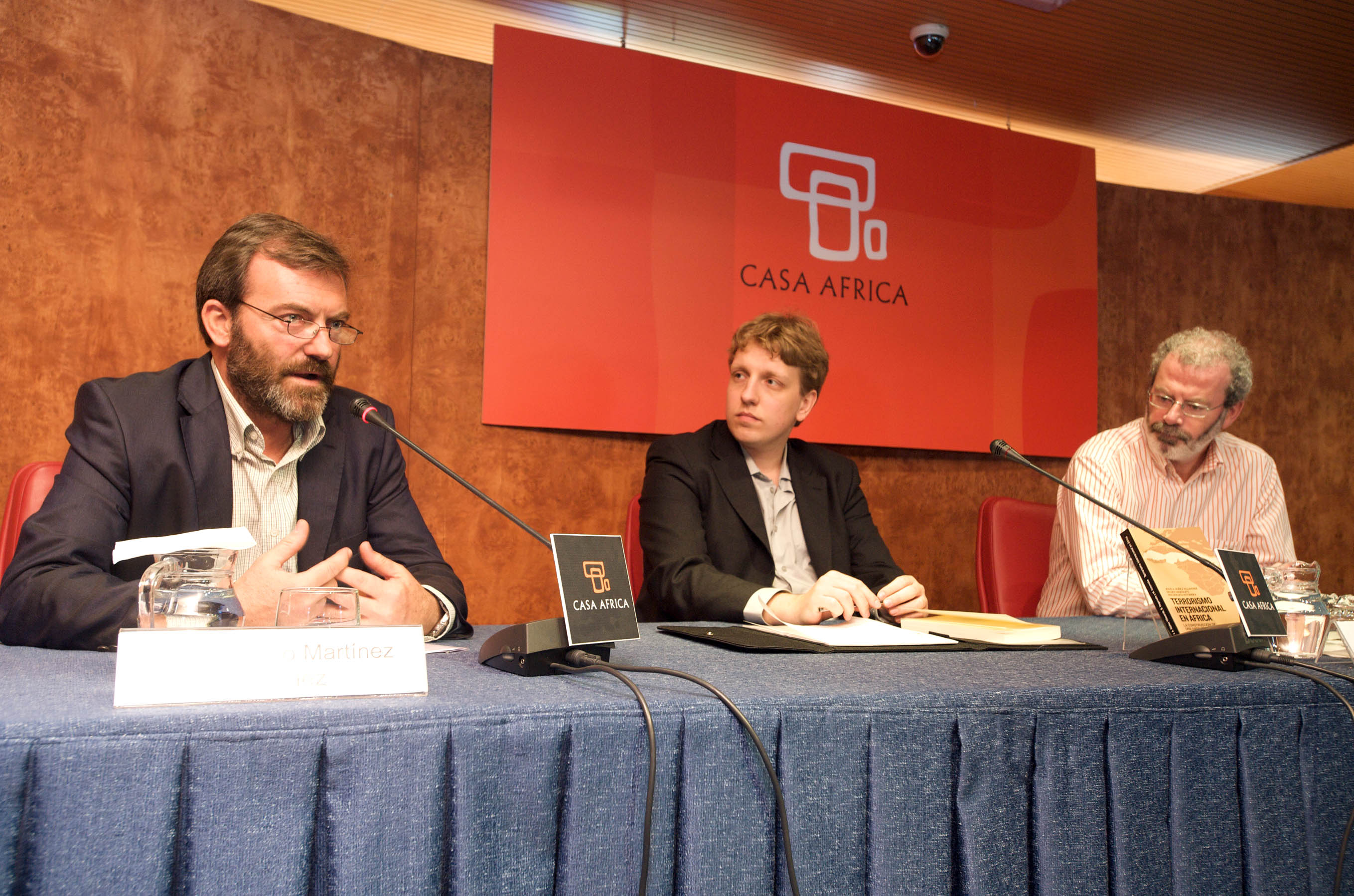 1. Ricardo Martínez Vázquez, Director General de Casa África, Jesús Núñez y Balder Hageraats, autores del libro e  investigadores del Instituto de Estudios sobre conflictos y Acción Humanitaria