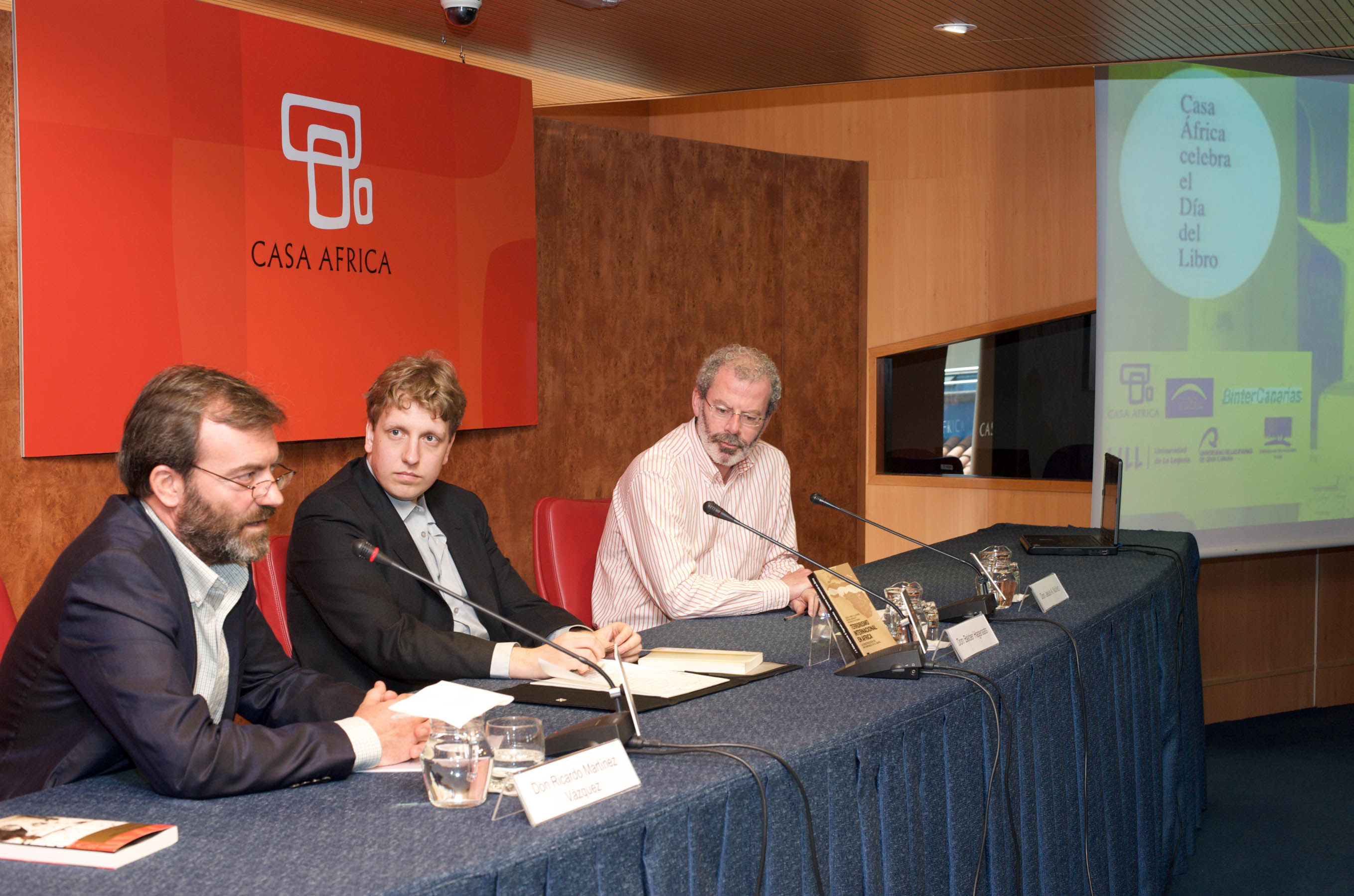 2. Ricardo Martínez Vázquez, Director General de Casa África, Jesús Núñez y Balder Hageraats, autores del libro e  investigadores del Instituto de Estudios sobre conflictos y Acción Humanitaria