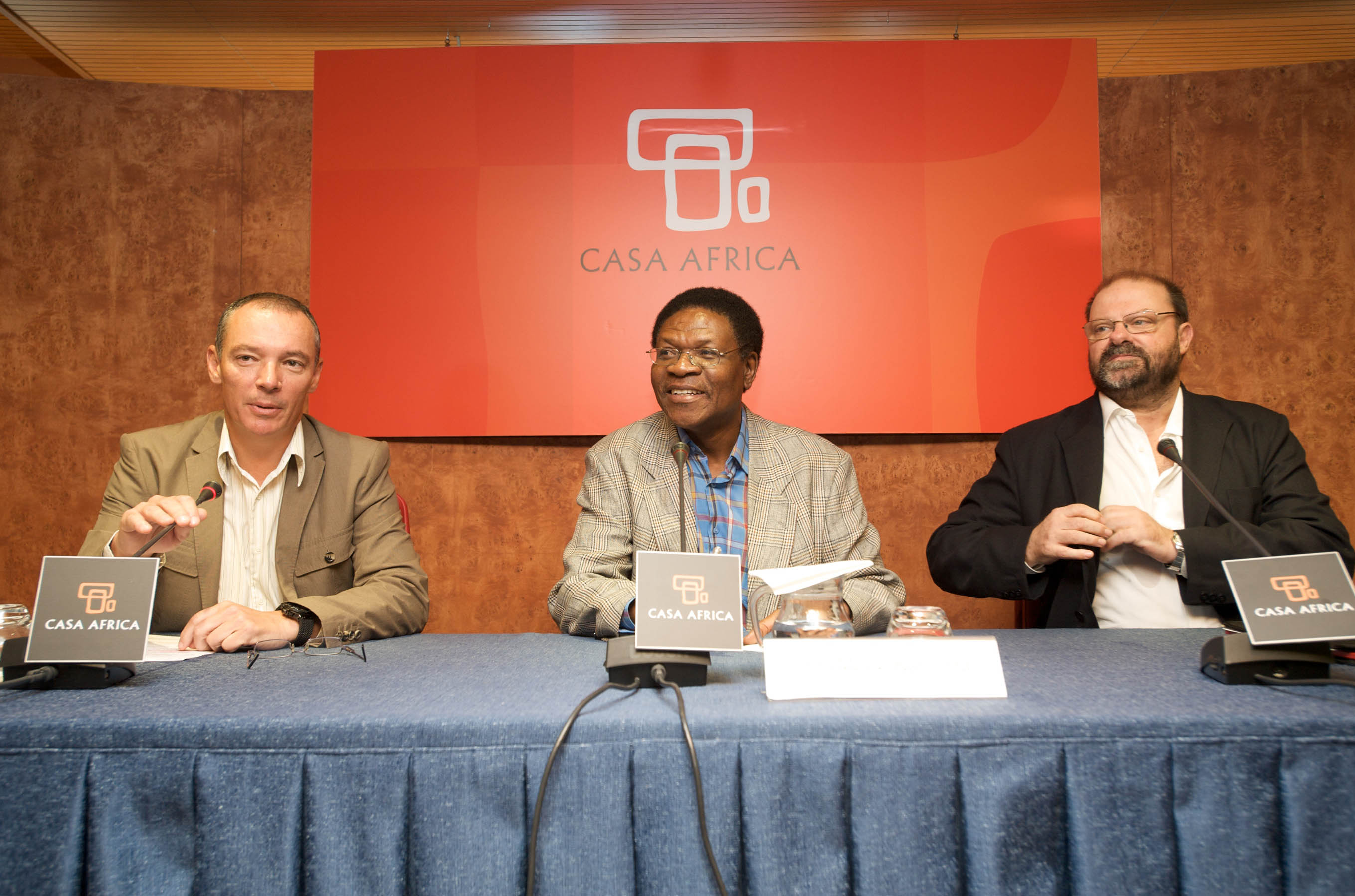 1.  Luis Padilla, Secretario General de Casa África, Antonio Santamaría, Presidente del Centre d'Estudis Africans y Mbuyi Kabunda, Doctor en Relaciones Internacionales por la Universidad Complutense de Madrid