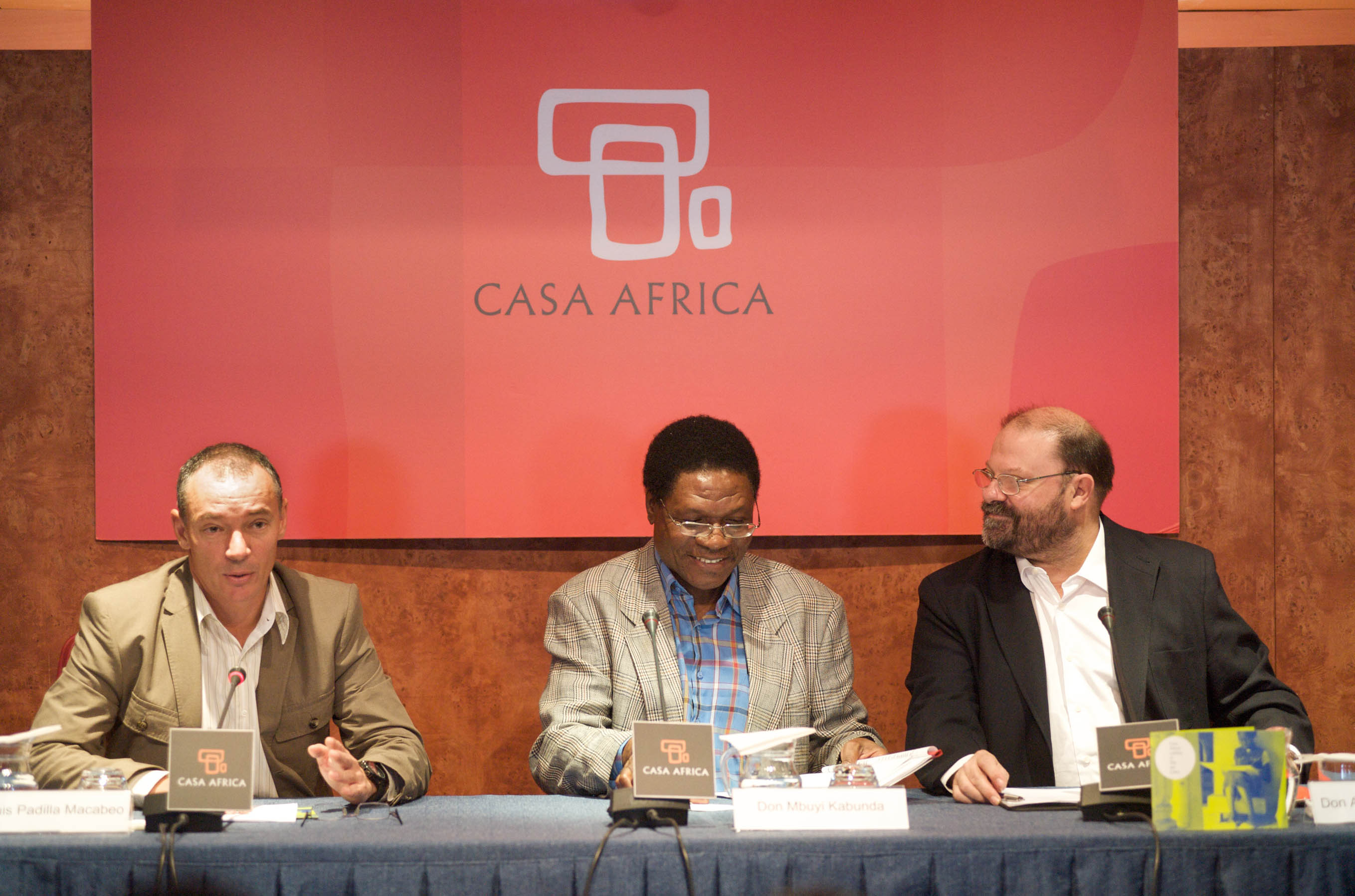 8. Luis Padilla, Secretario General de Casa África, Antonio Santamaría, Presidente del Centre d'Estudis Africans y Mbuyi Kabunda, Doctor en Relaciones Internacionales por la Universidad Complutense de Madrid