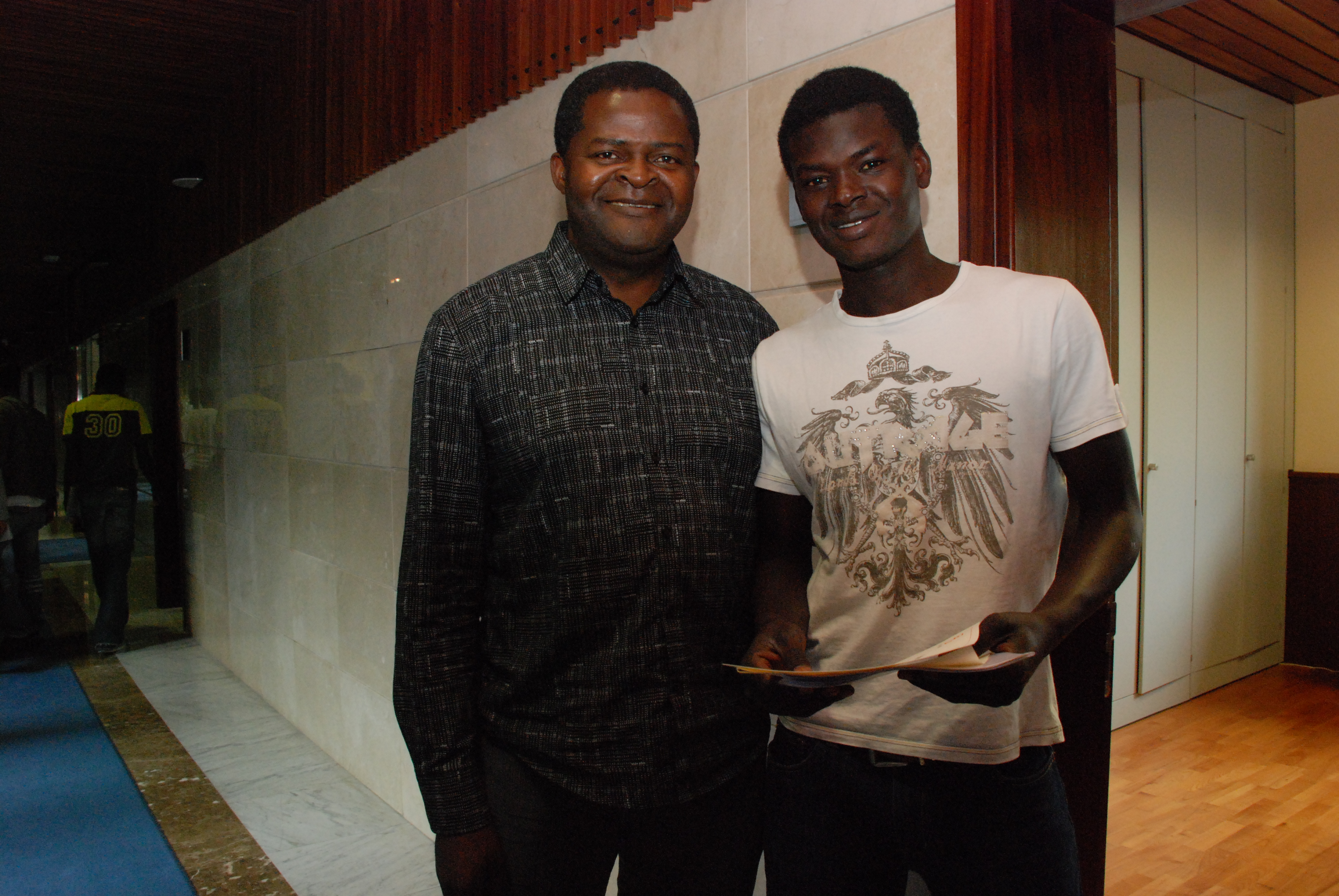 10. Boniface Ofogo junto a uno de los participantes