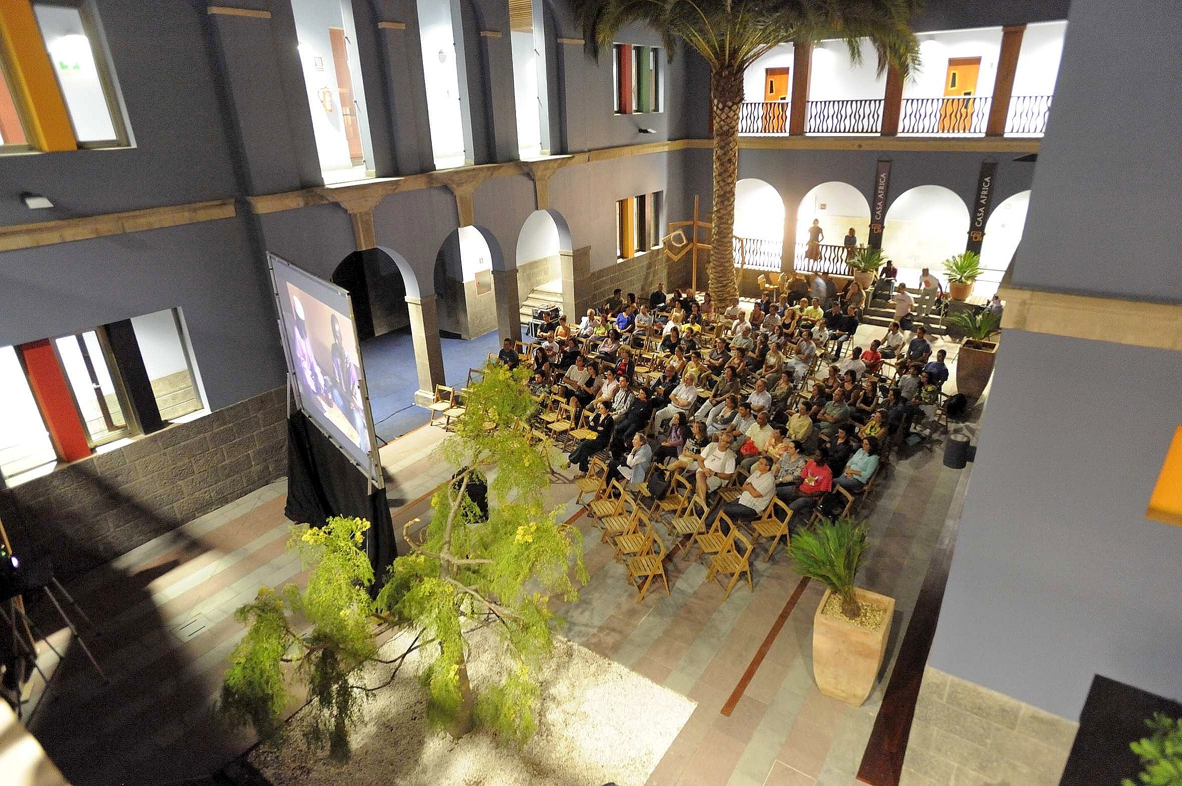 1. Cine en el patio de Casa África