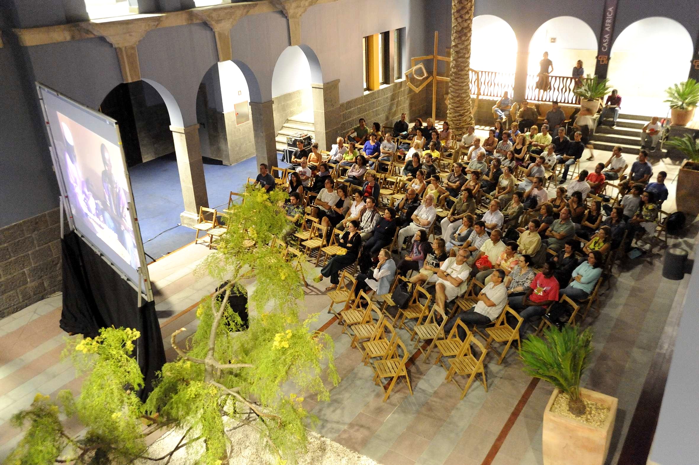 2. Cine en el patio de Casa África