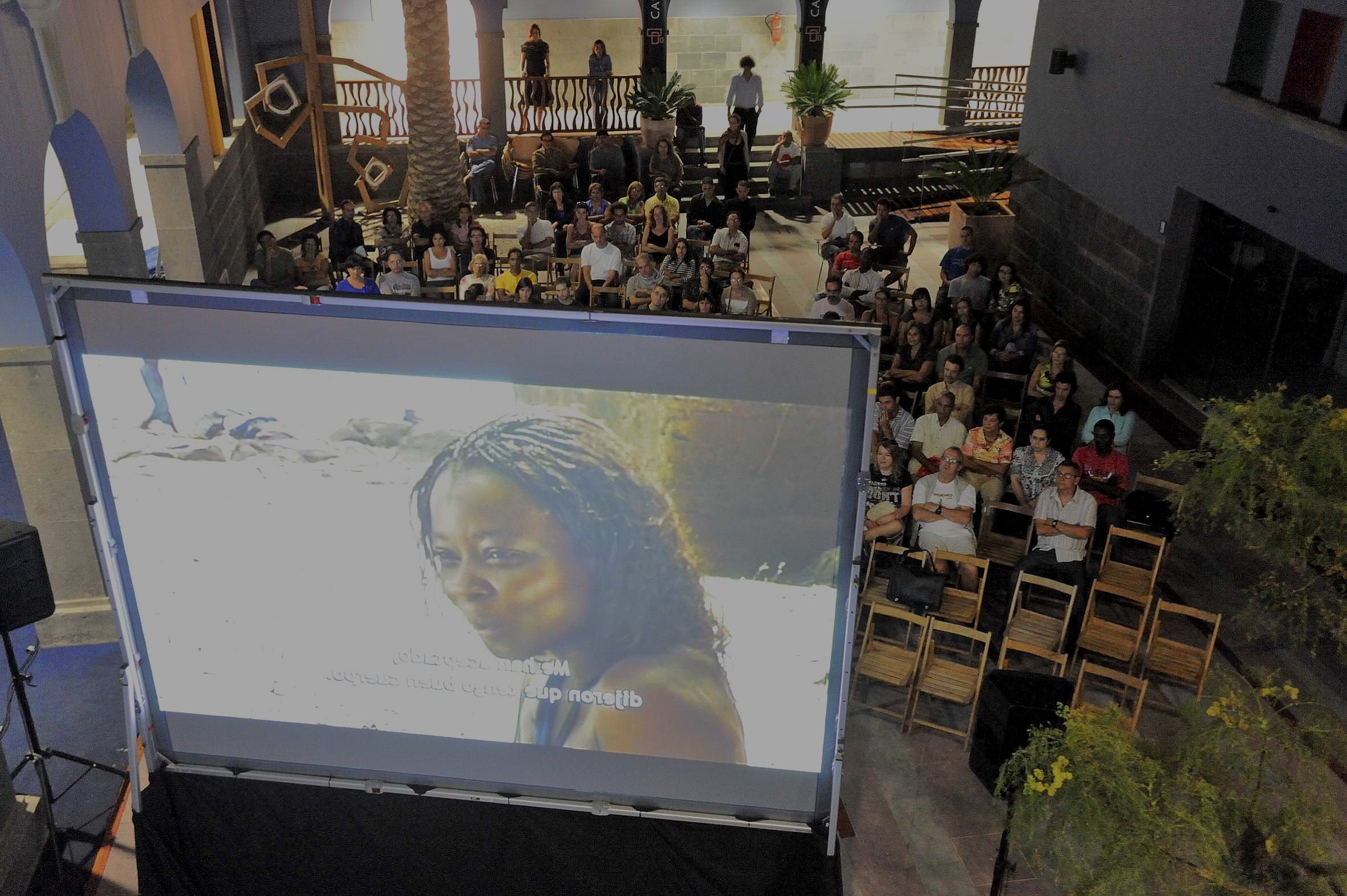 3. Cine en el patio de Casa África