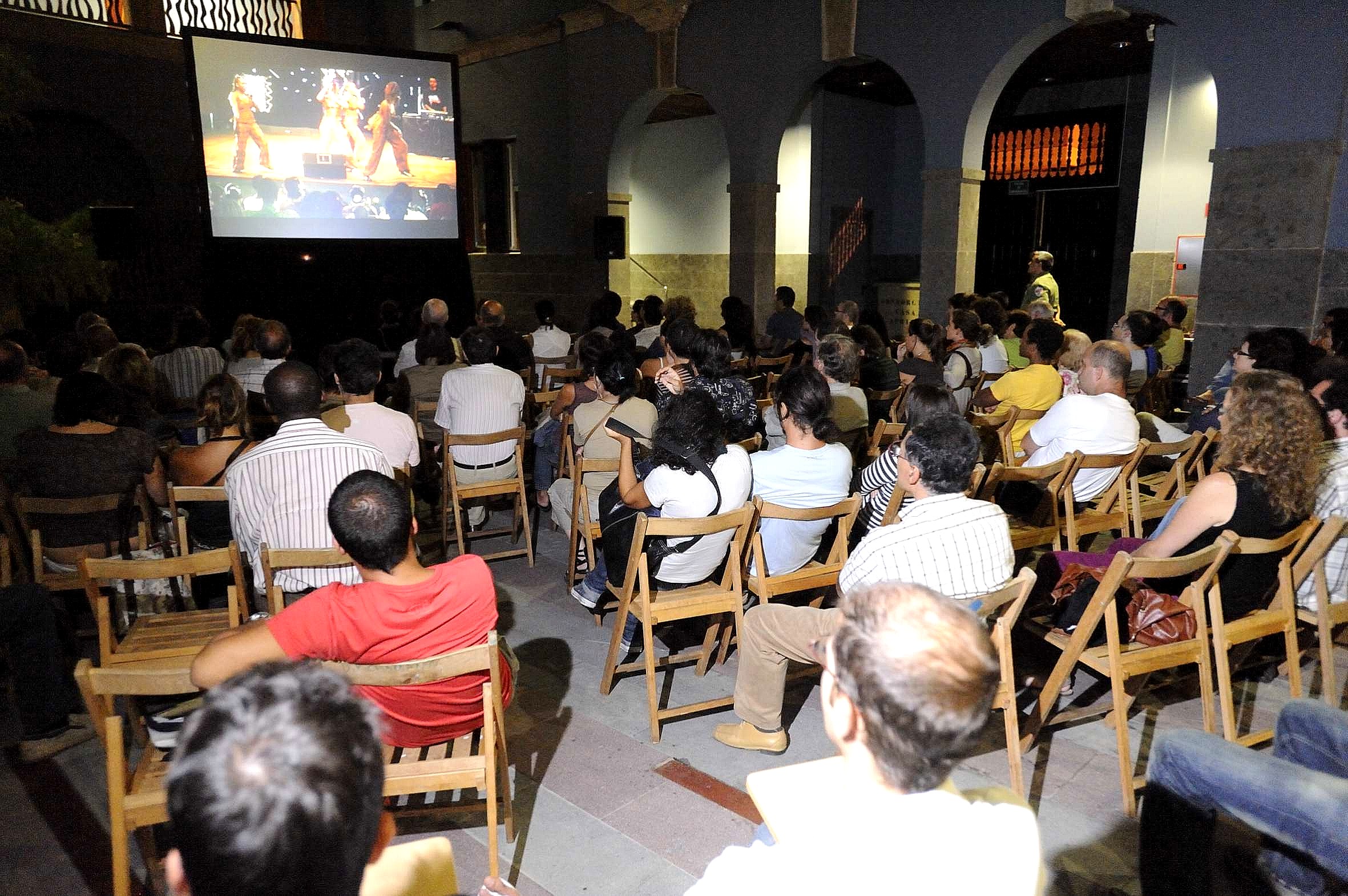 4. Cine en el patio de Casa África