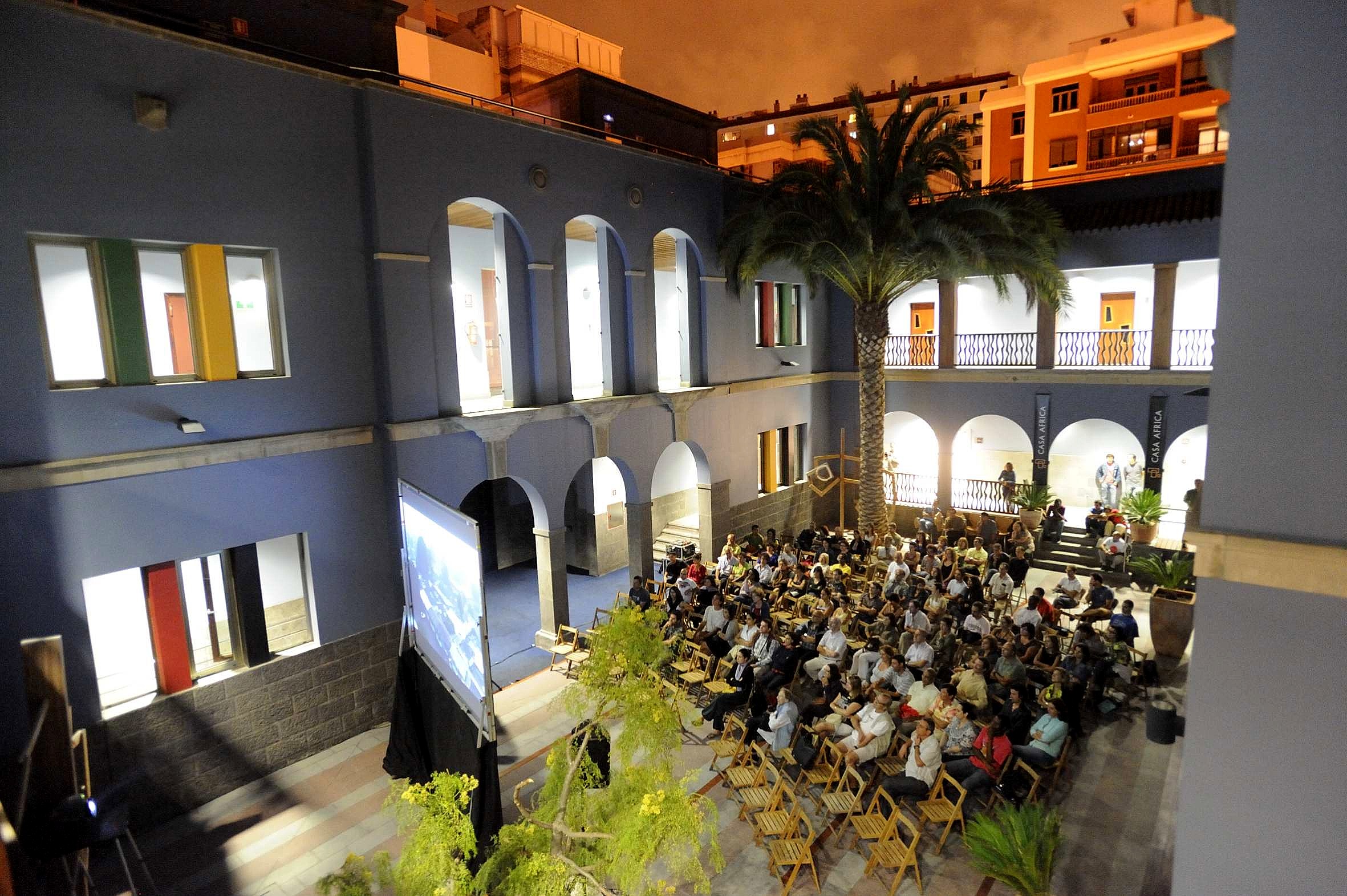 7. Cine en el patio de Casa África