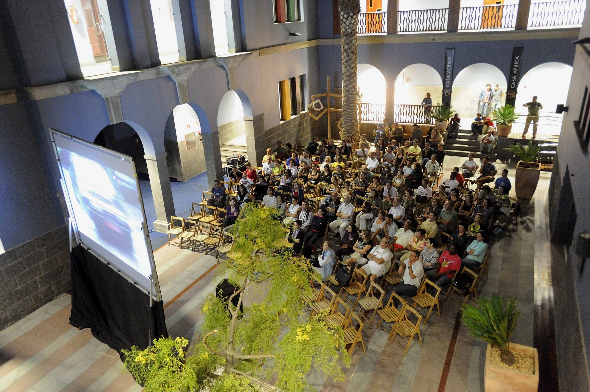 8. Cine en el patio de Casa África