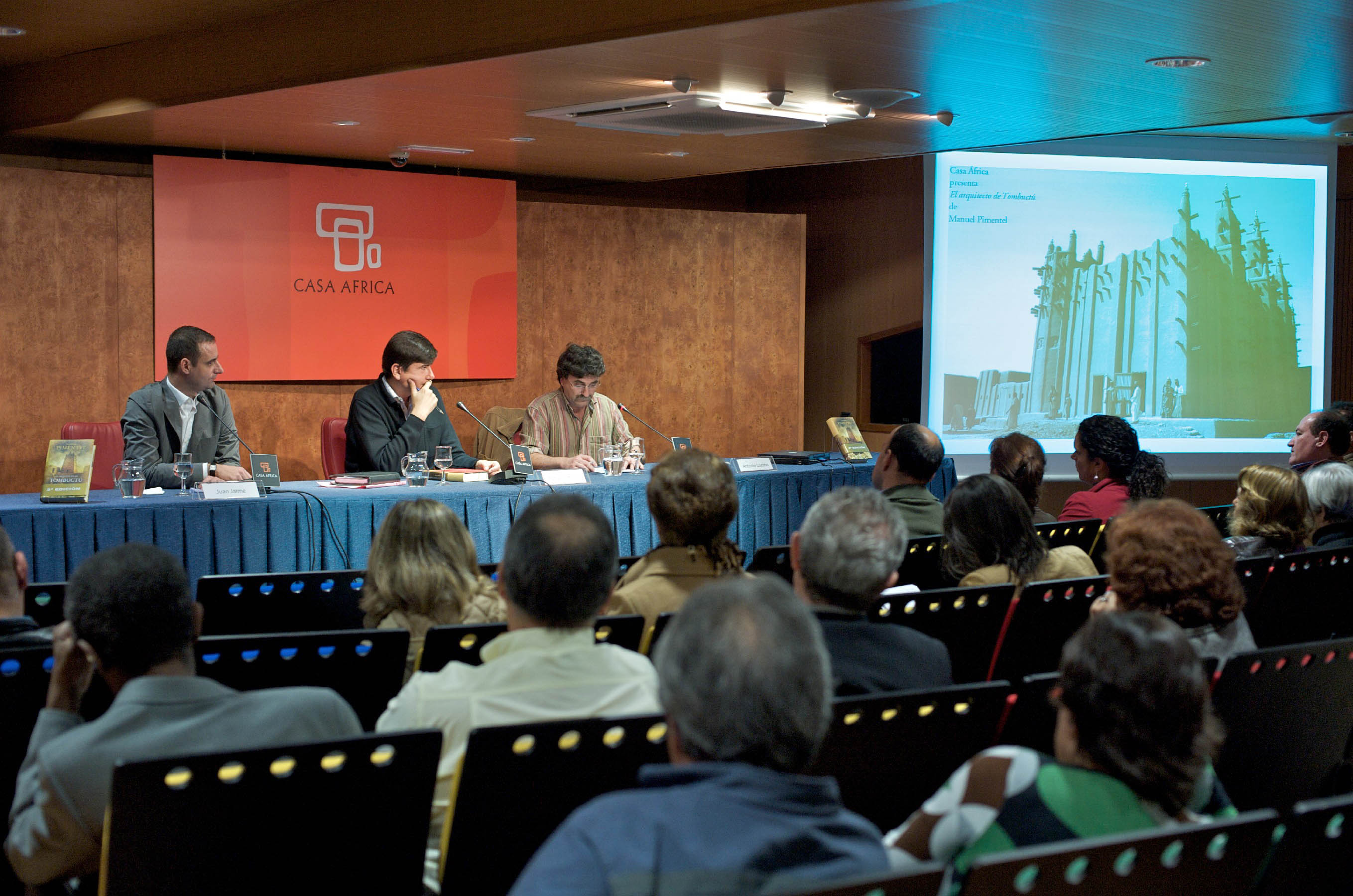 1. Juan Jaime Martínez, Jefe el Área de Cultura y Educación de Casa África, Manuel Pimentel, escritor y editor y Antonio Lozano, escritor y coordinador del programa Letras africanas de Casa África