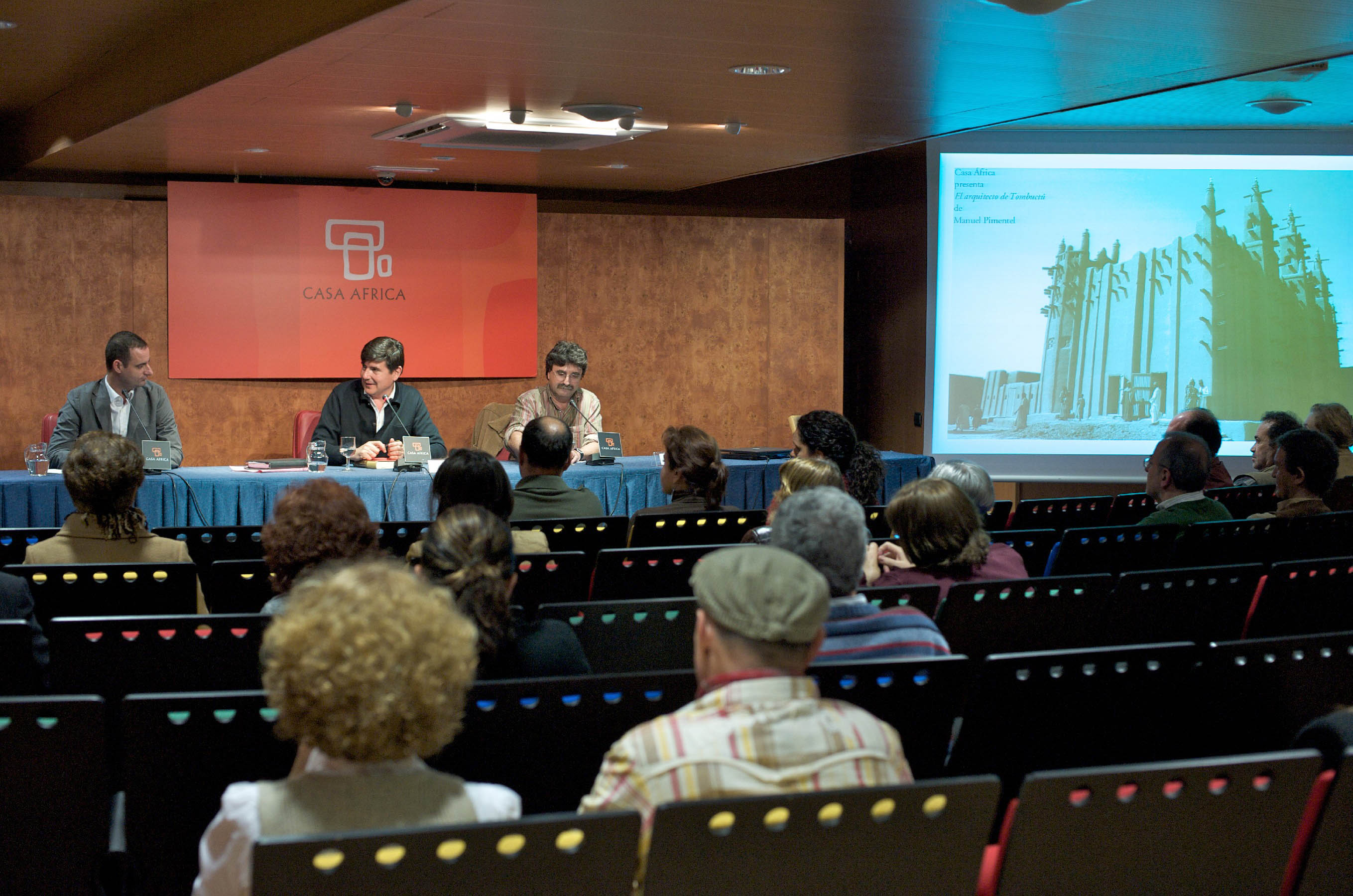 2. Juan Jaime Martínez, Jefe el Área de Cultura y Educación de Casa África, Manuel Pimentel, escritor y editor y Antonio Lozano, escritor y coordinador del programa Letras africanas de Casa África