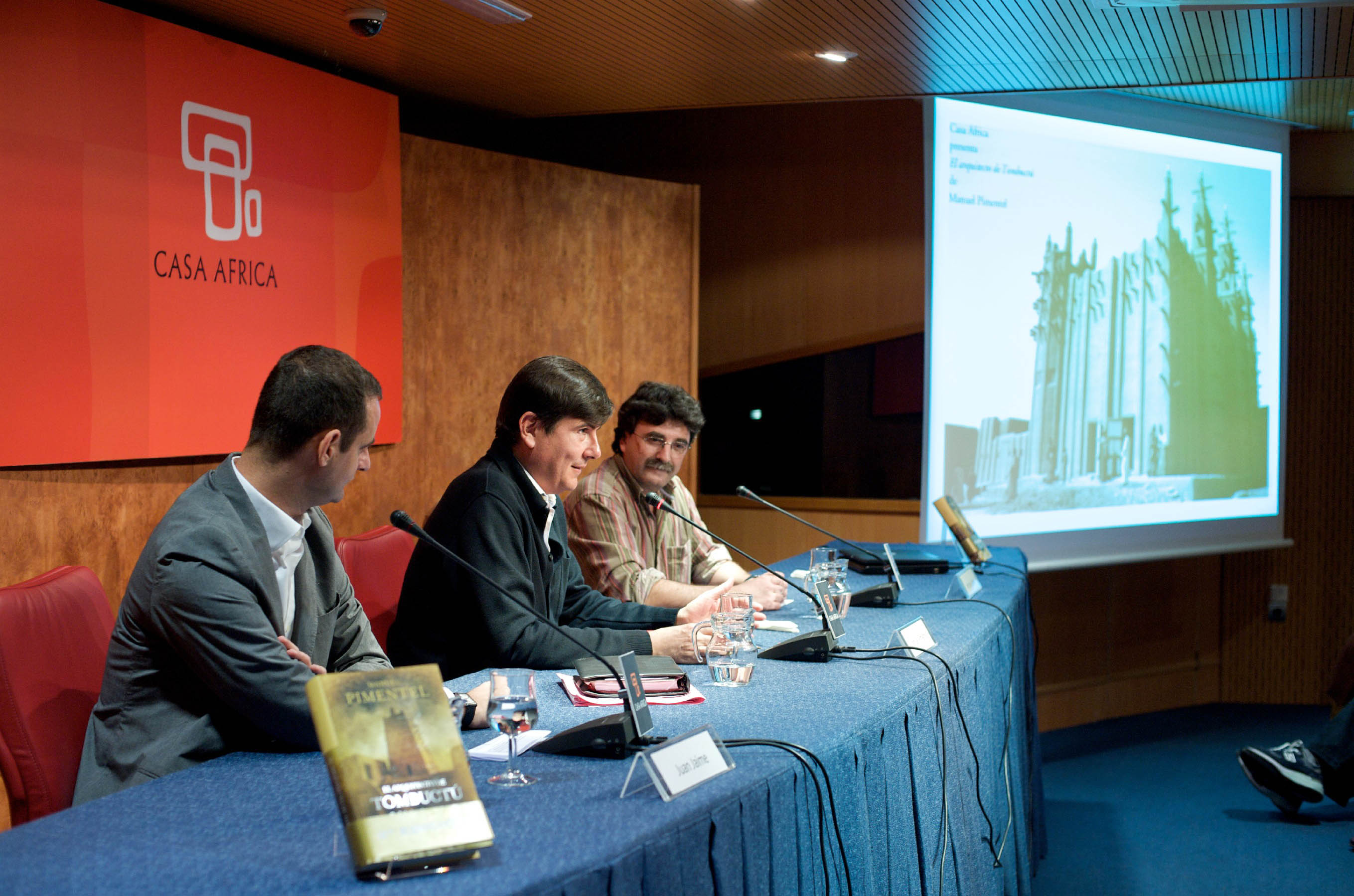 3. Juan Jaime Martínez, Jefe el Área de Cultura y Educación de Casa África, Manuel Pimentel, escritor y editor y Antonio Lozano, escritor y coordinador del programa Letras africanas de Casa África