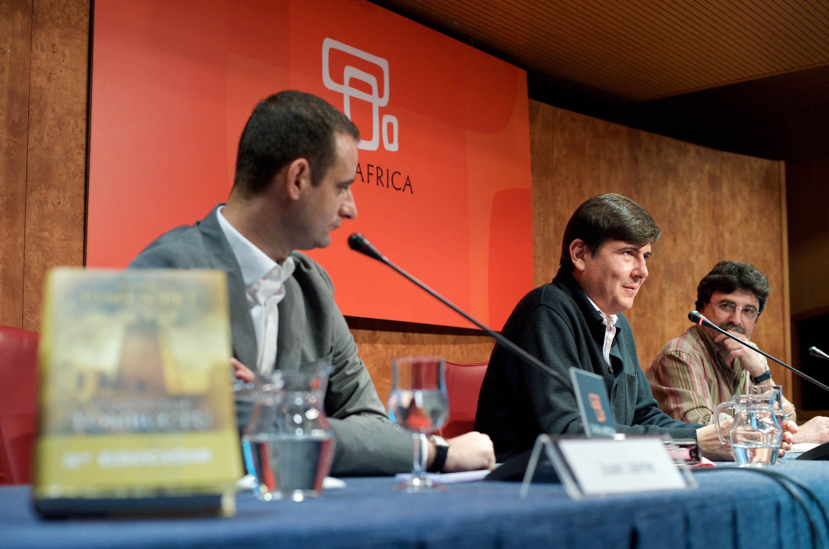 4. Juan Jaime Martínez, Jefe el Área de Cultura y Educación de Casa África, Manuel Pimentel, escritor y editor y Antonio Lozano, escritor y coordinador del programa Letras africanas de Casa África