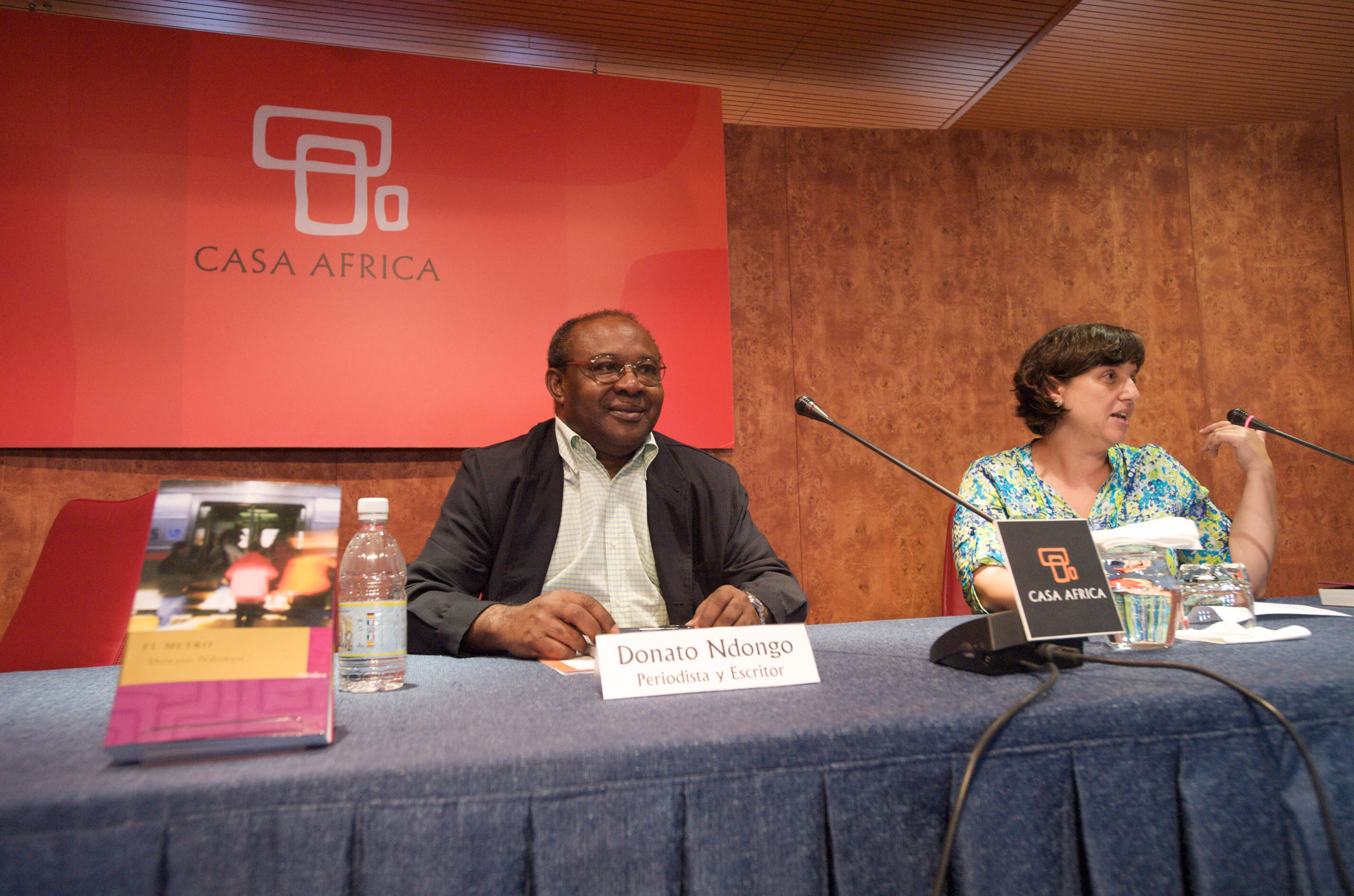 1. Donato Ndongo, escritor y periodista y Ángeles Jurado, Técnico del Área de Comunicación de Casa África