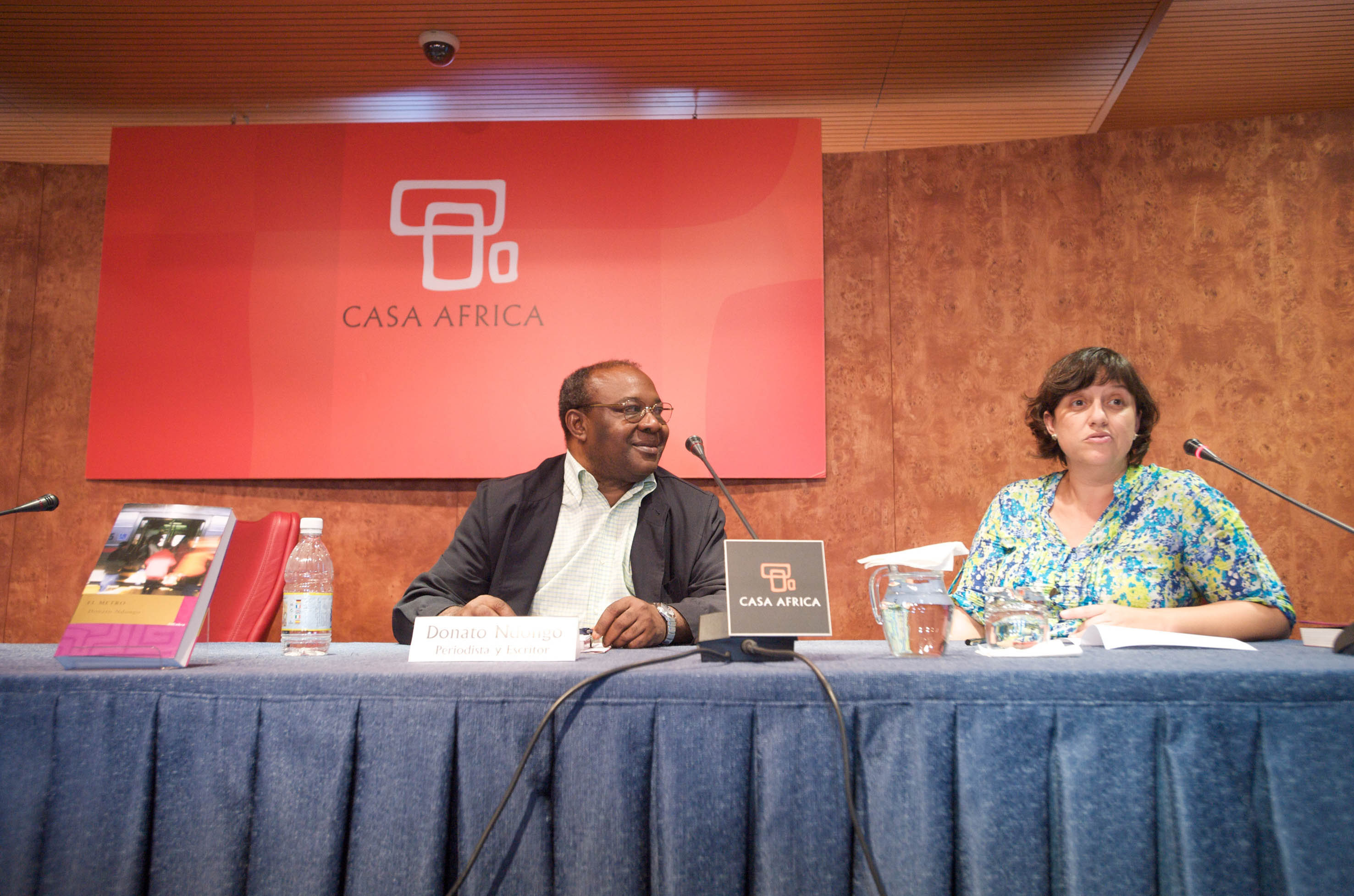 2. Donato Ndongo, escritor y periodista y Ángeles Jurado, Técnico del Área de Comunicación de Casa África