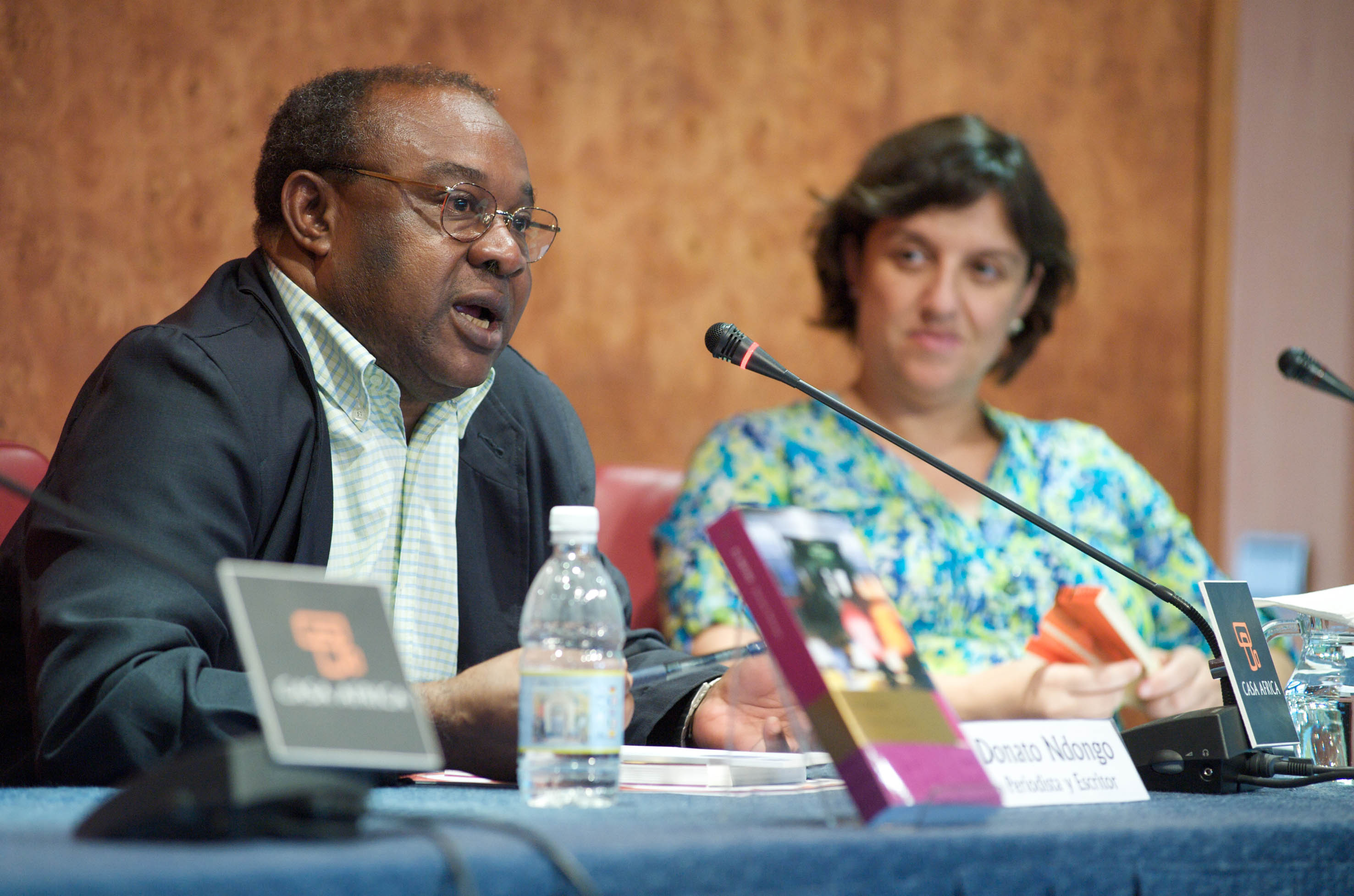 4. Donato Ndongo, escritor y periodista y Ángeles Jurado, Técnico del Área de Comunicación de Casa África
