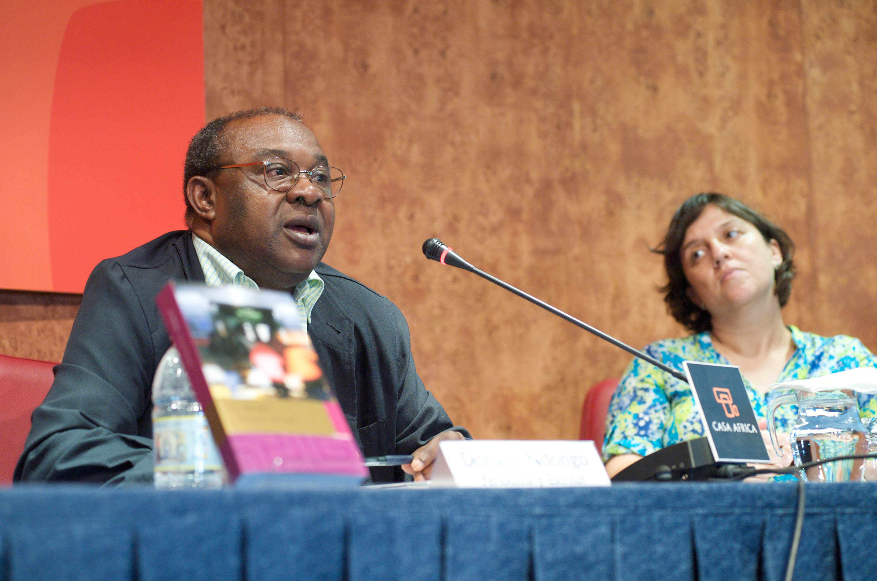 9. Donato Ndongo, escritor y periodista y Ángeles Jurado, Técnico del Área de Comunicación de Casa África