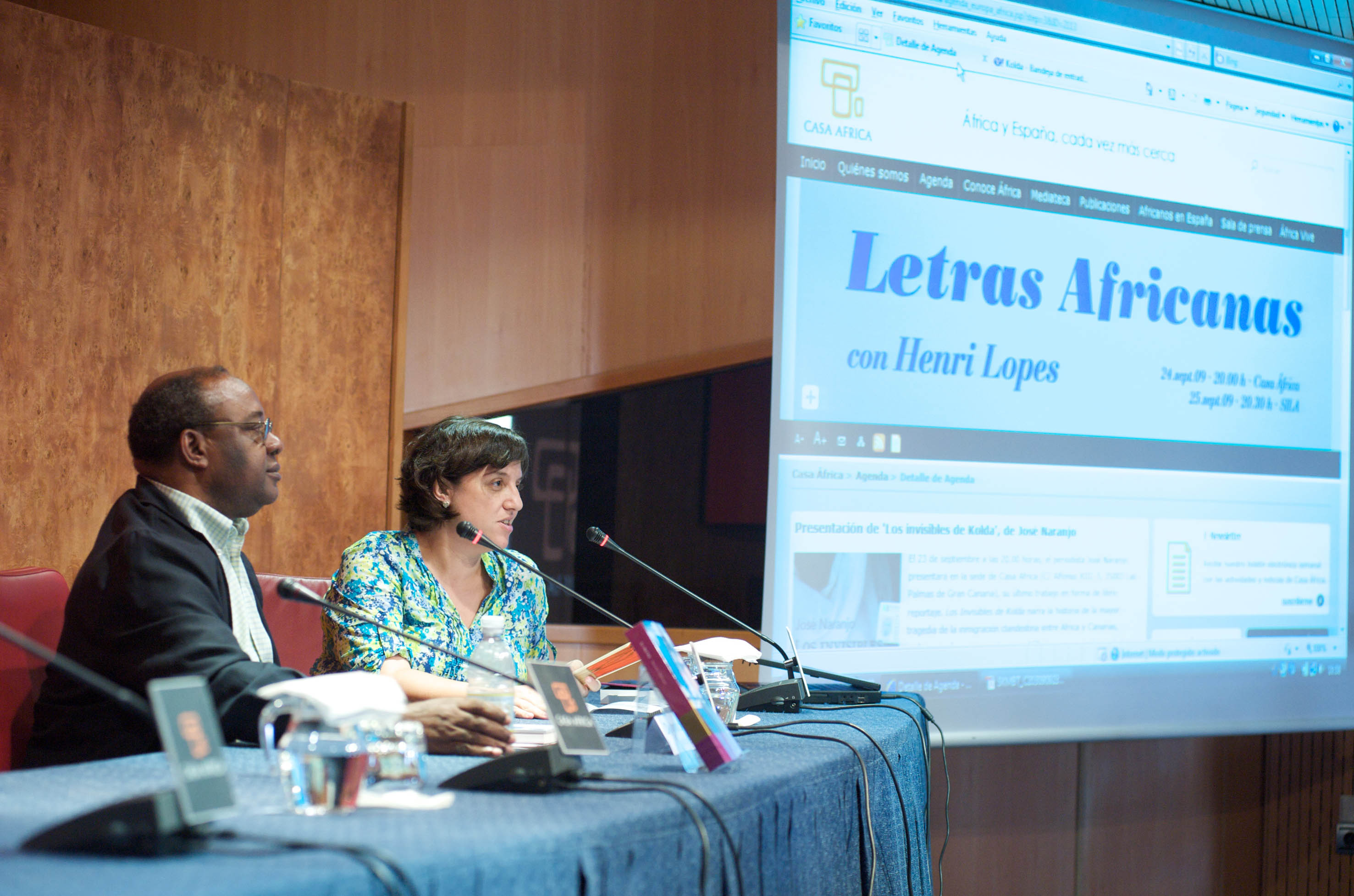 10. Donato Ndongo, escritor y periodista y Ángeles Jurado, Técnico del Área de Comunicación de Casa África