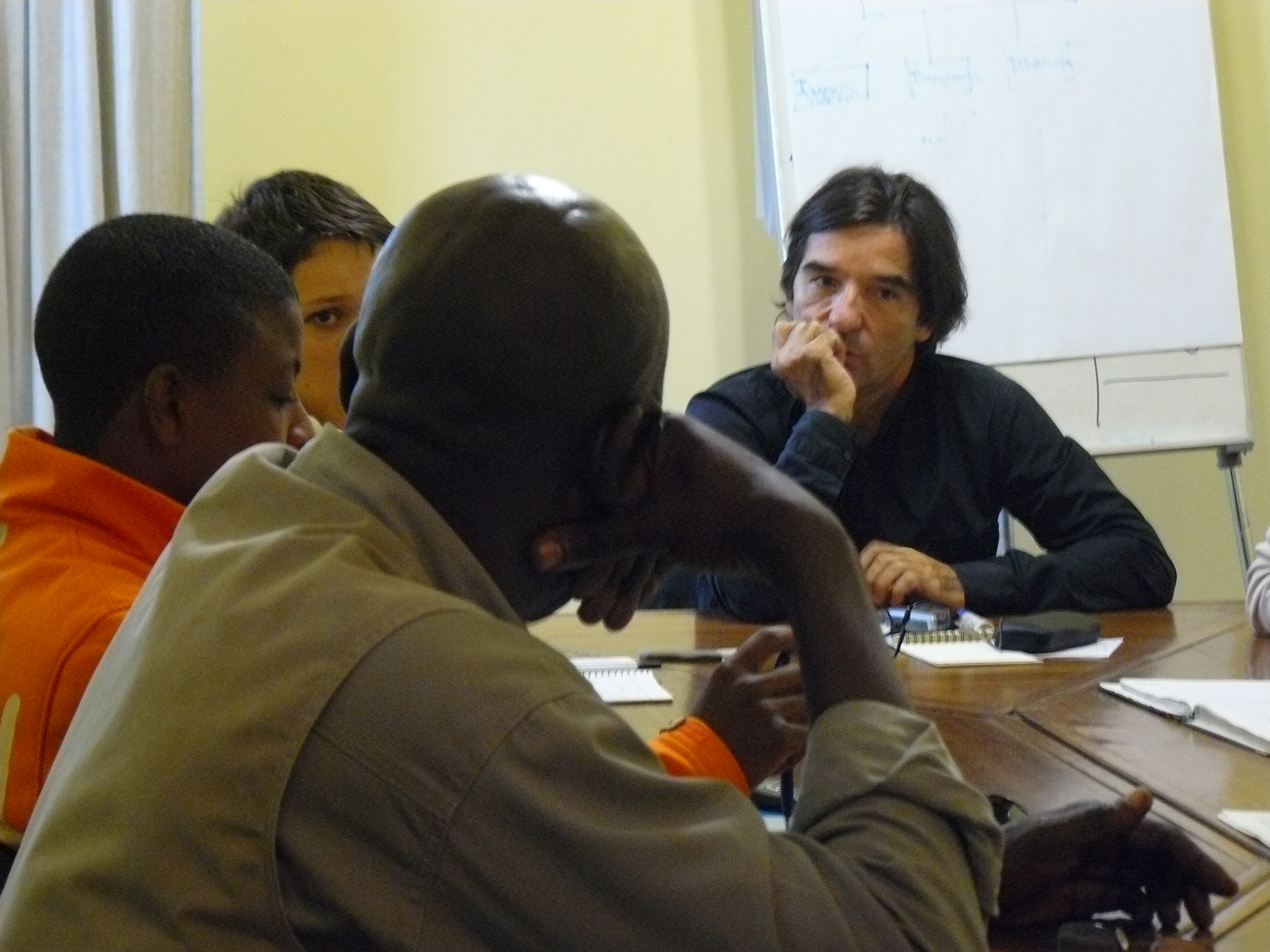 10. Javier Tolentino, presentador y director de radio con los alumnos del taller