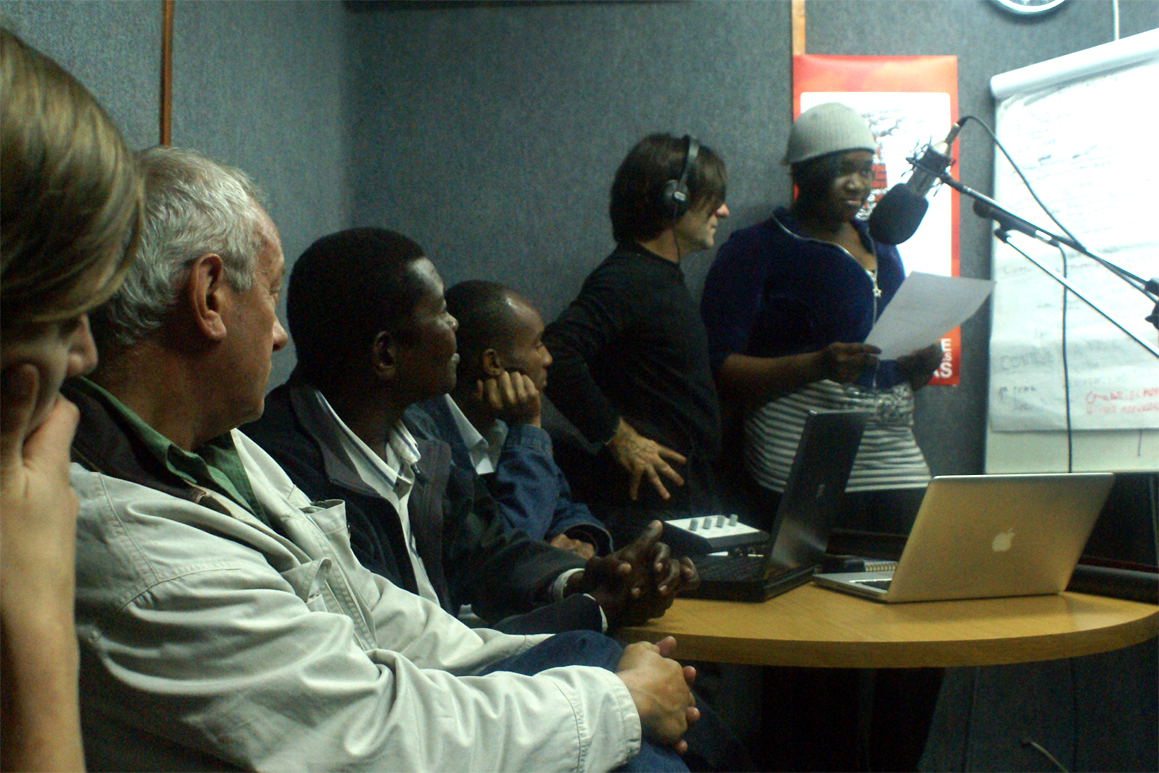 12. Javier Tolentino, presentador y director de radio con los alumnos del taller durante una práctica