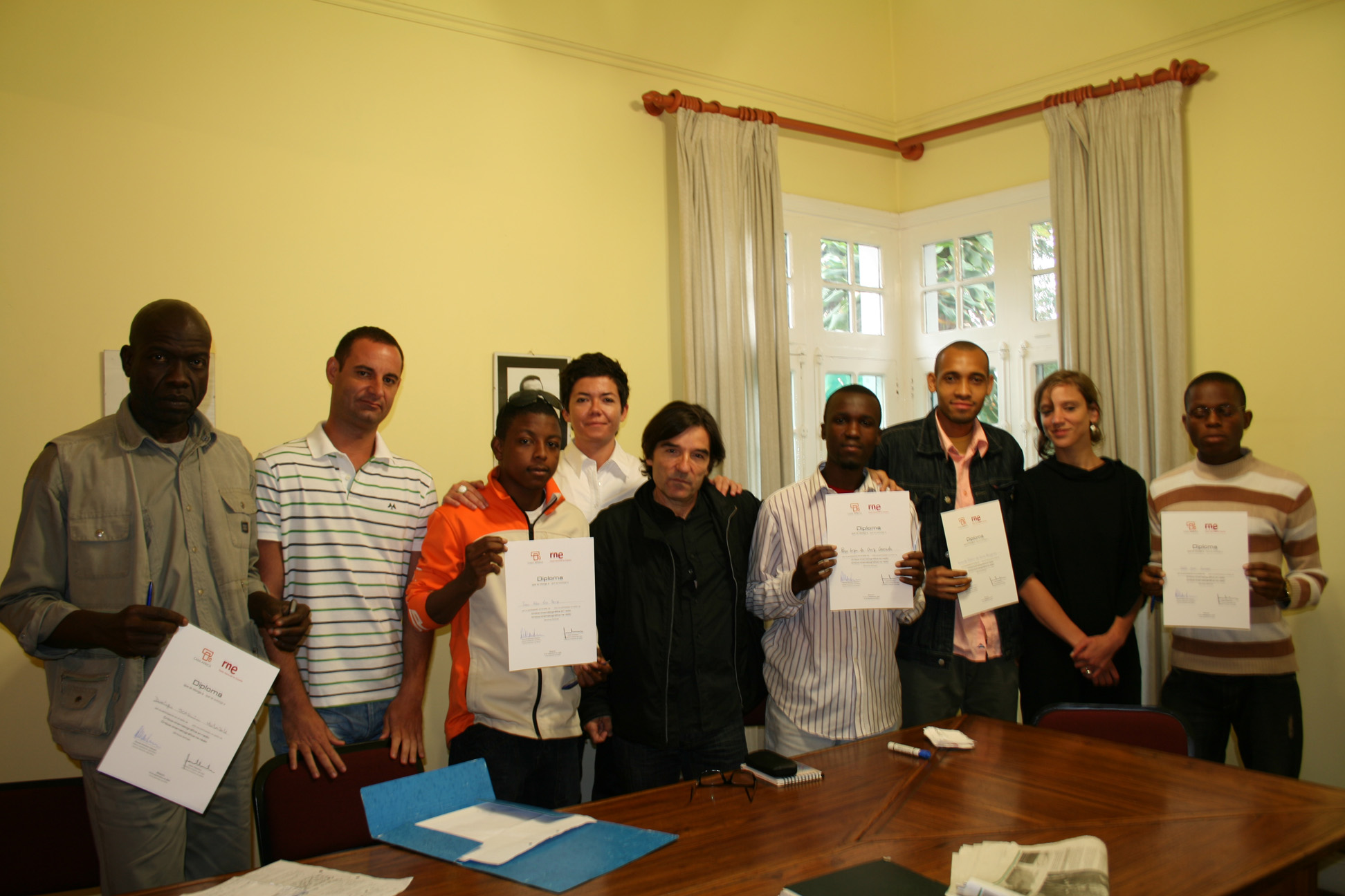13. Juan Jaime Martínez, Jefe del Área de Cultura de Casa África, Luisa Segura, Directora del Departamento de Comunicación de Casa África y Javier Tolentino, presentador y director de radio con los alumnos del taller