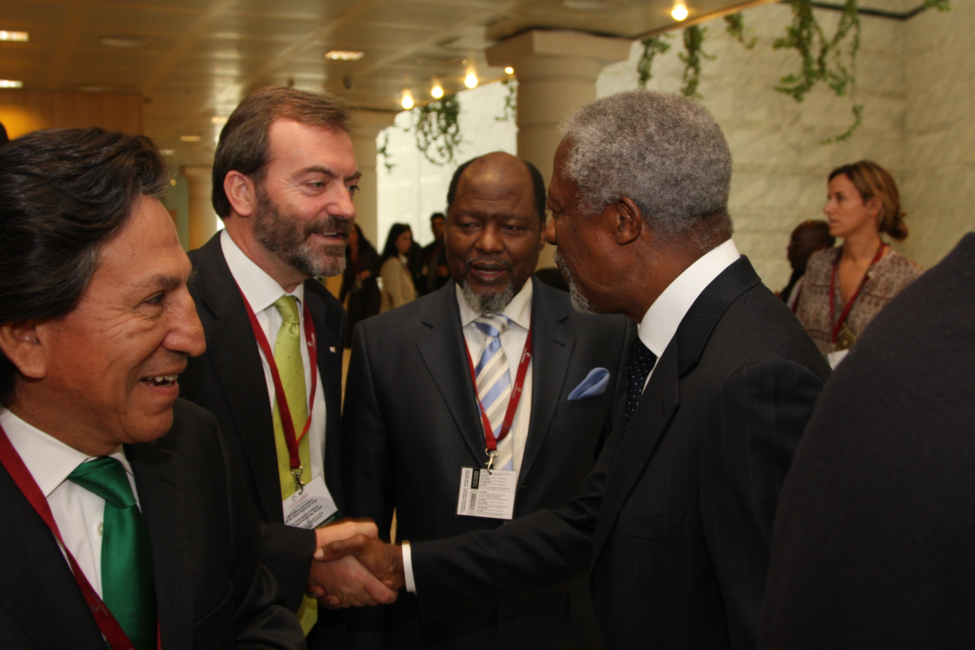 8. Alejandro Toledo, Presidente de Perú, Ricardo Martínez Vázquez, Director General de Casa África, Joaquim Chissano, ex presidente de Mozambique y Kofi Annan ex Secretario General de las Naciones Unidas y Premio Nobel de la Paz de 2001 en Madrid