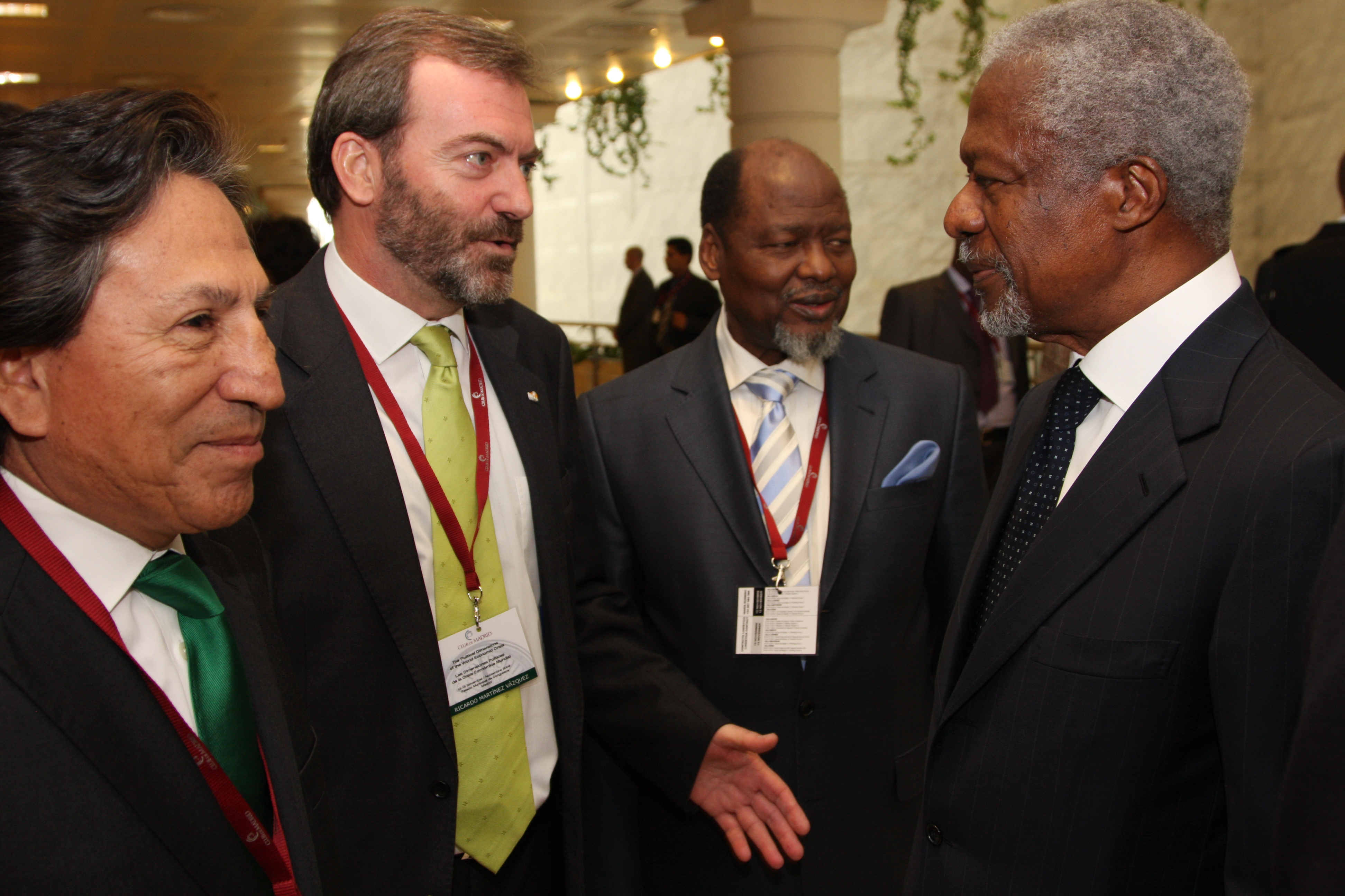9. Alejandro Toledo, Presidente de Perú, Ricardo Martínez Vázquez, Director General de Casa África, Joaquim Chissano, ex presidente de Mozambique y Kofi Annan ex Secretario General de las Naciones Unidas y Premio Nobel de la Paz de 2001 en Madrid