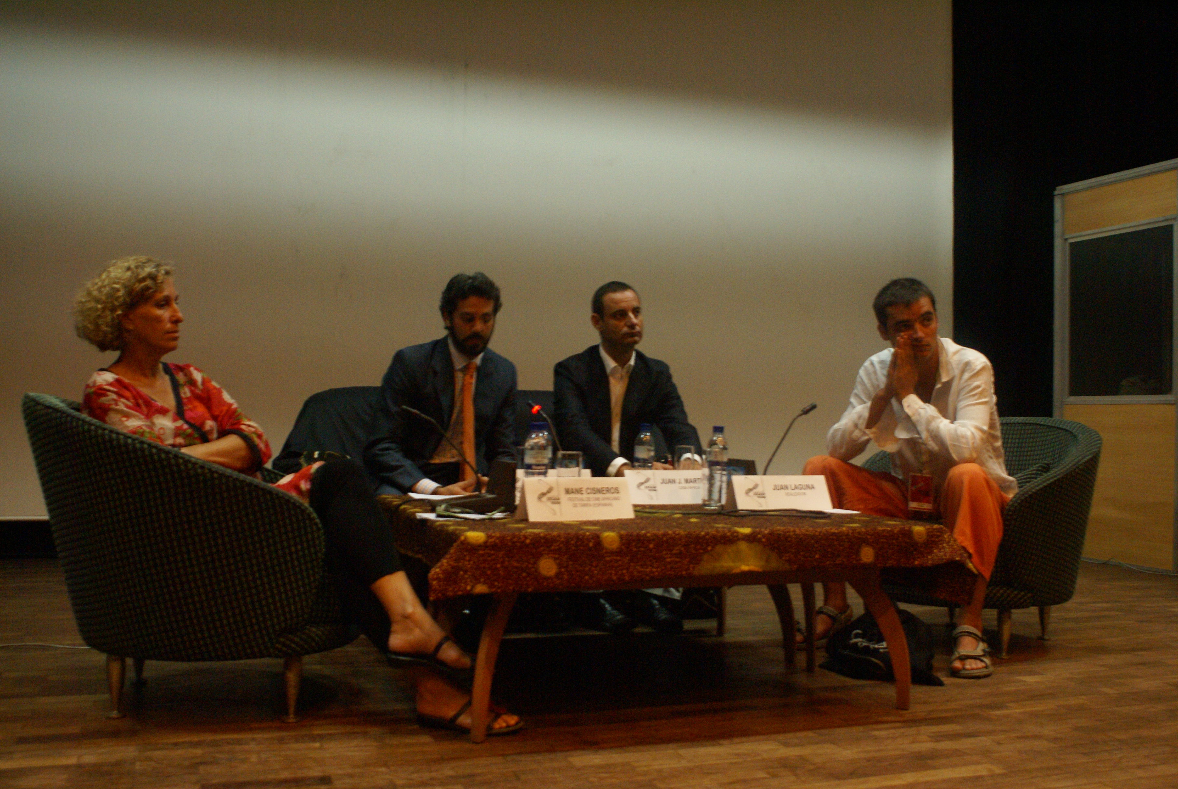 20. Mane Cisneros, Directora del Festival de Cine de Tarifa, Carlos Blasco, Representante de la Embajada de España en Mozambique, Juan Jaime Martínez, Jefe del Área de Cultura de Casa África y Juan Laguna, realizador