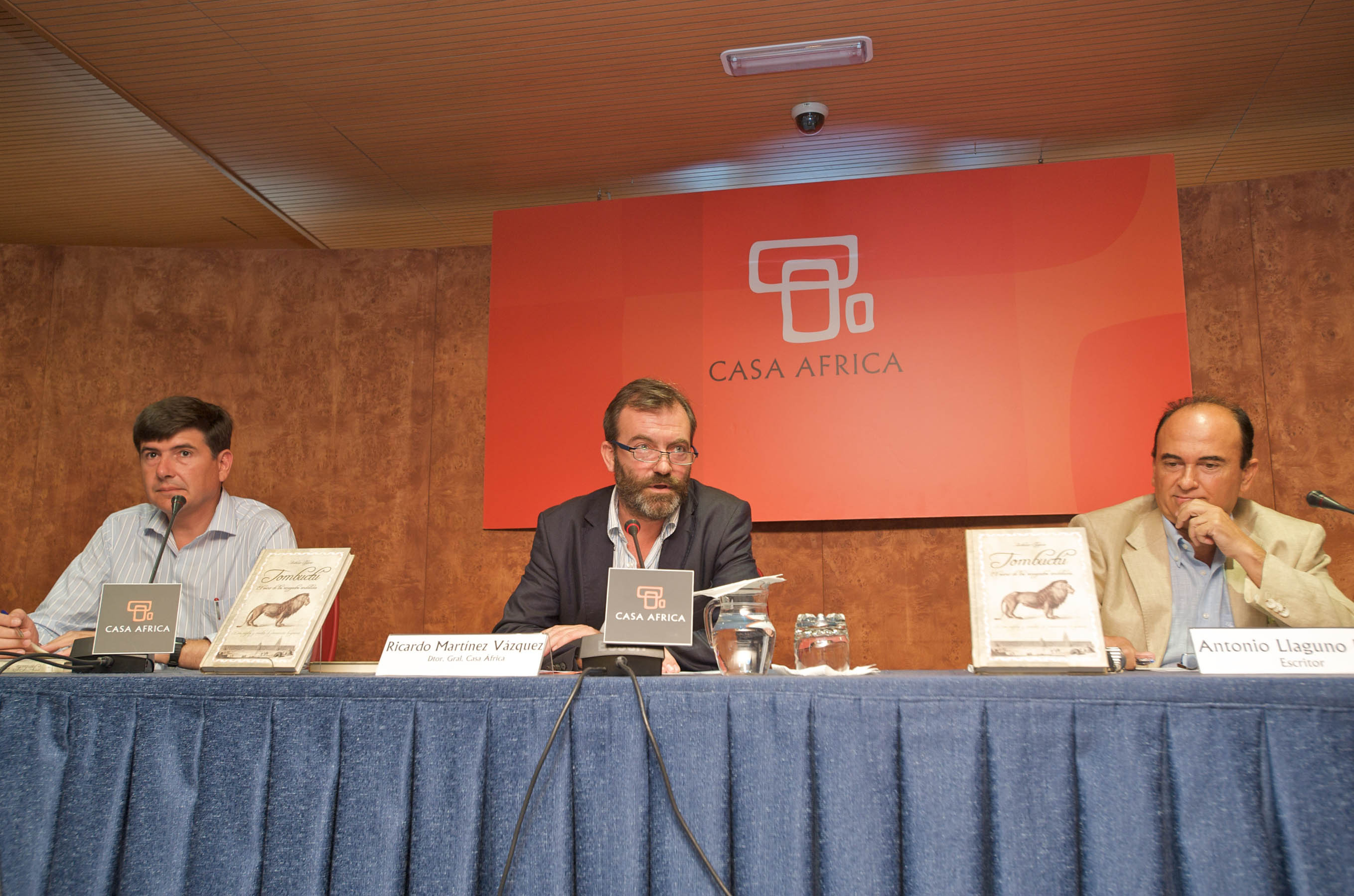 1. Manuel Pimentel, editor de la obra y escritor y periodista, Ricardo Martínez Vázquez, Director General de Casa África y Antonio Llaguno Rojas, autor de la obra