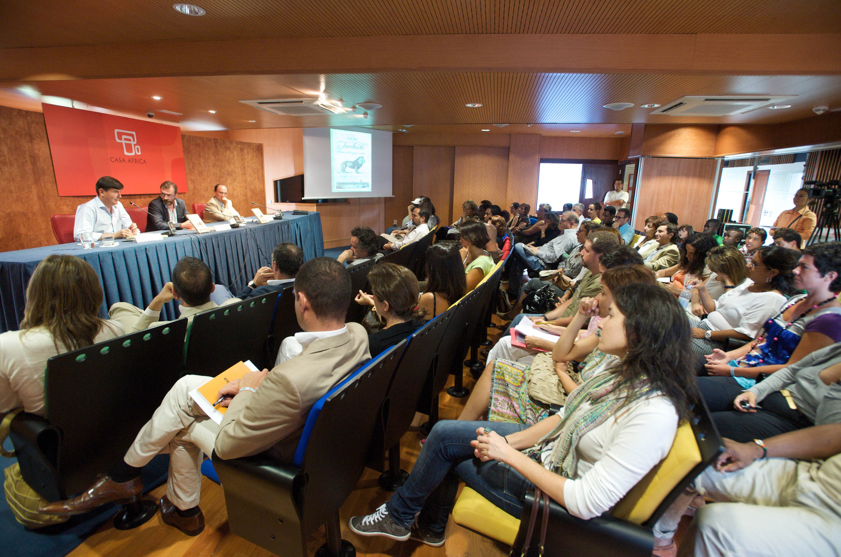 7. Manuel Pimentel, editor de la obra y escritor y periodista, Ricardo Martínez Vázquez, Director General de Casa África y Antonio Llaguno Rojas, autor de la obra