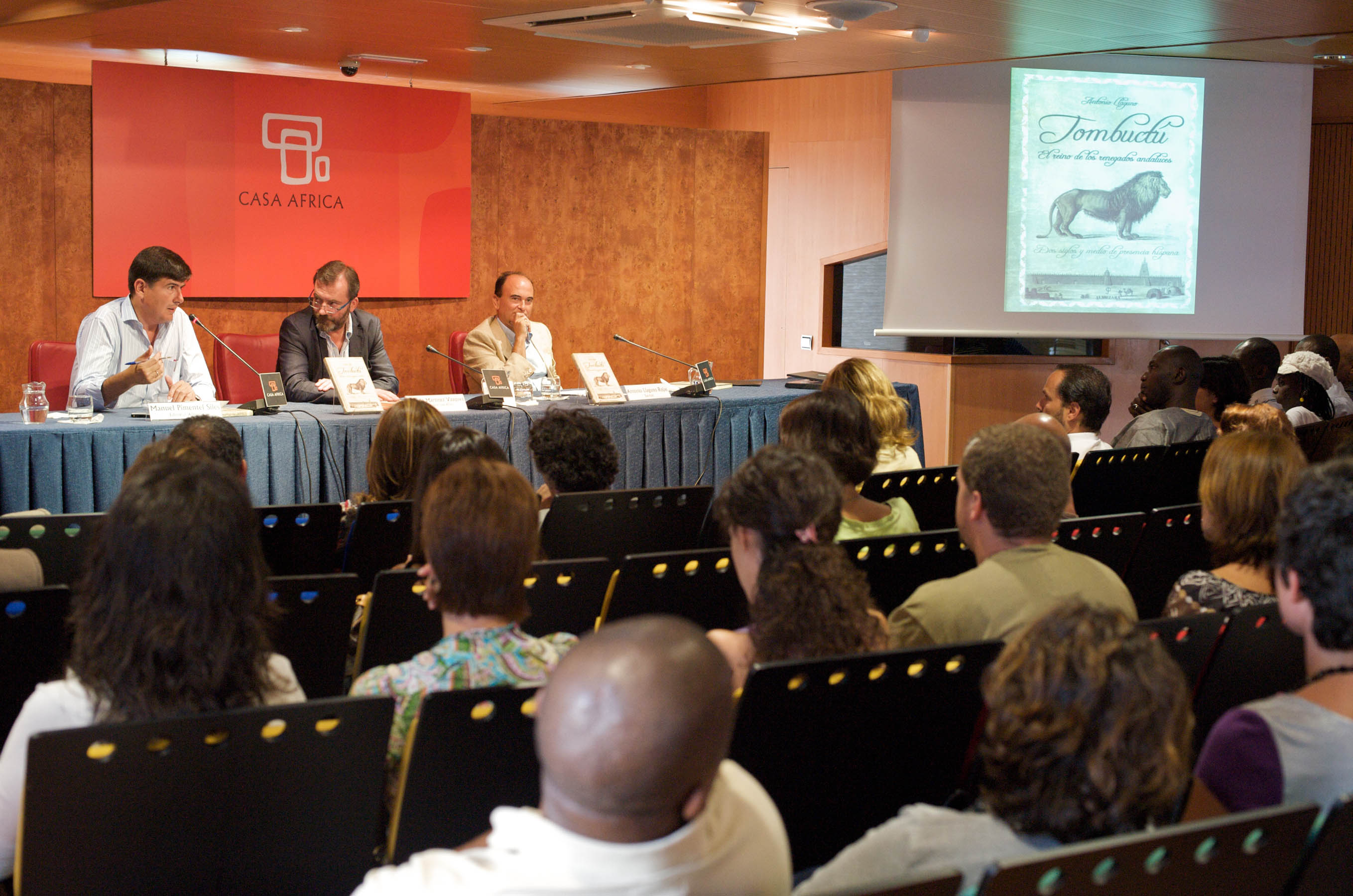8. Manuel Pimentel, editor de la obra y escritor y periodista, Ricardo Martínez Vázquez, Director General de Casa África y Antonio Llaguno Rojas, autor de la obra